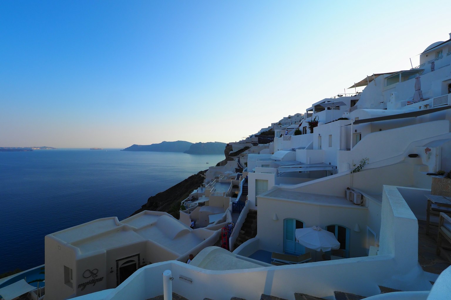 Cảnh đẹp của biển Aegean và các tòa nhà trắng