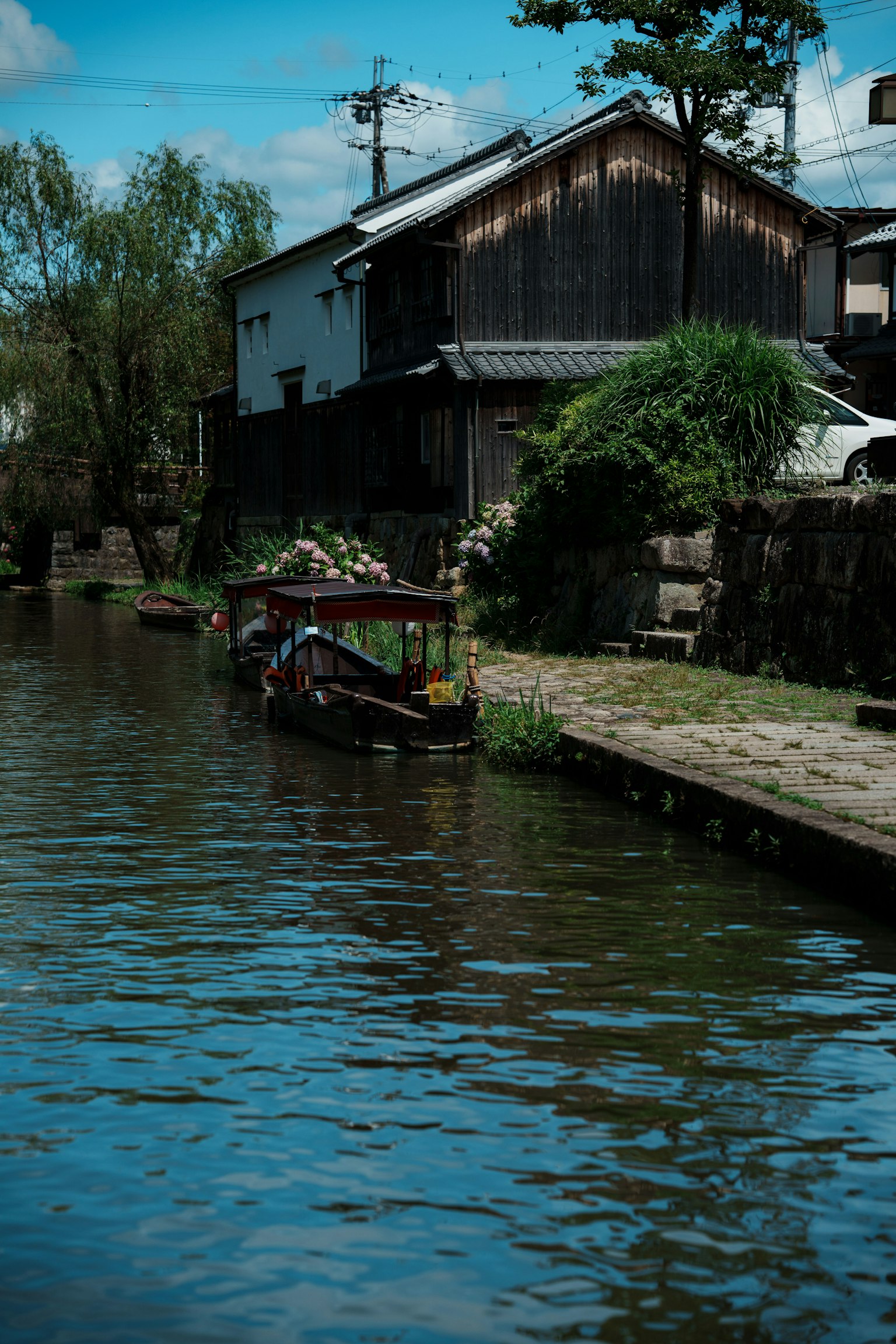 ทิวทัศน์ที่สวยงามของเรือเล็กในคลองสงบข้างบ้านไม้เก่า