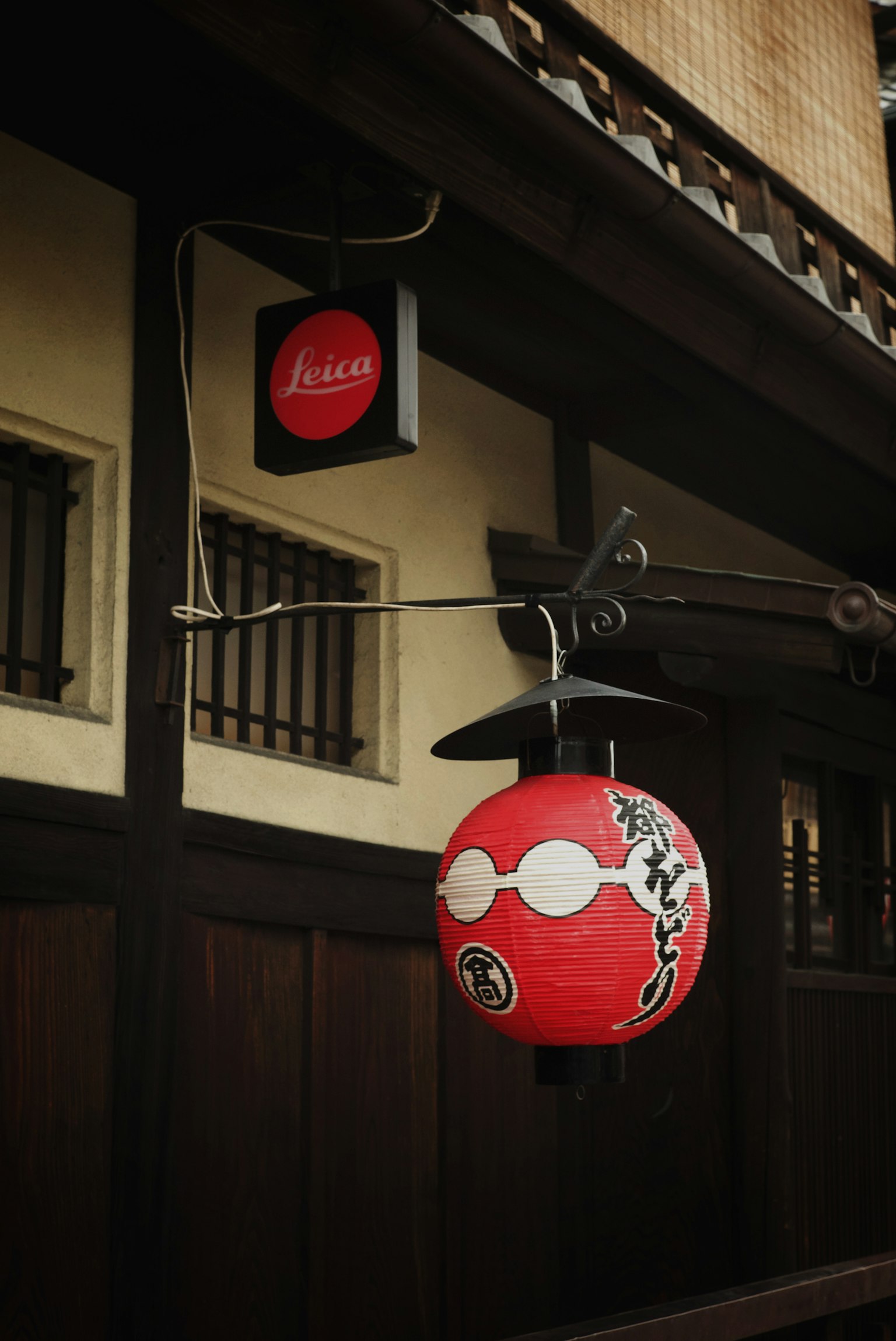 Ngoại thất tòa nhà truyền thống Nhật Bản với đèn lồng đỏ