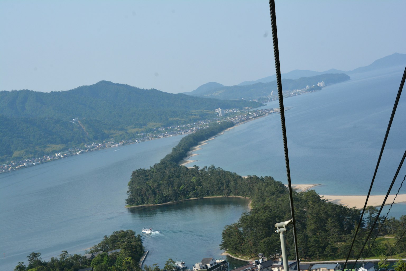 Malersicher Blick auf Küste und Inseln mit Wasser
