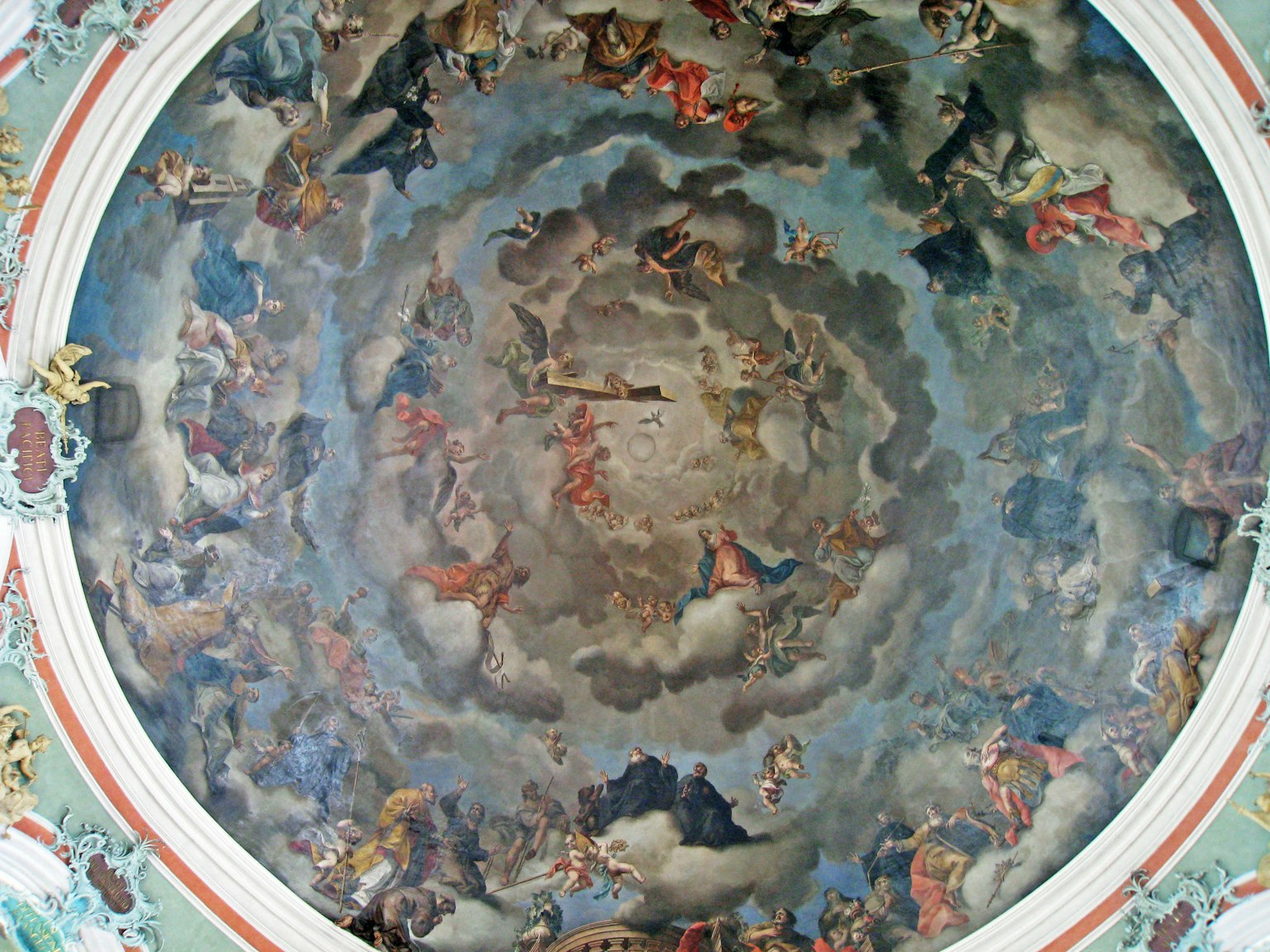 Gran fresco en el techo que representa dioses y ángeles