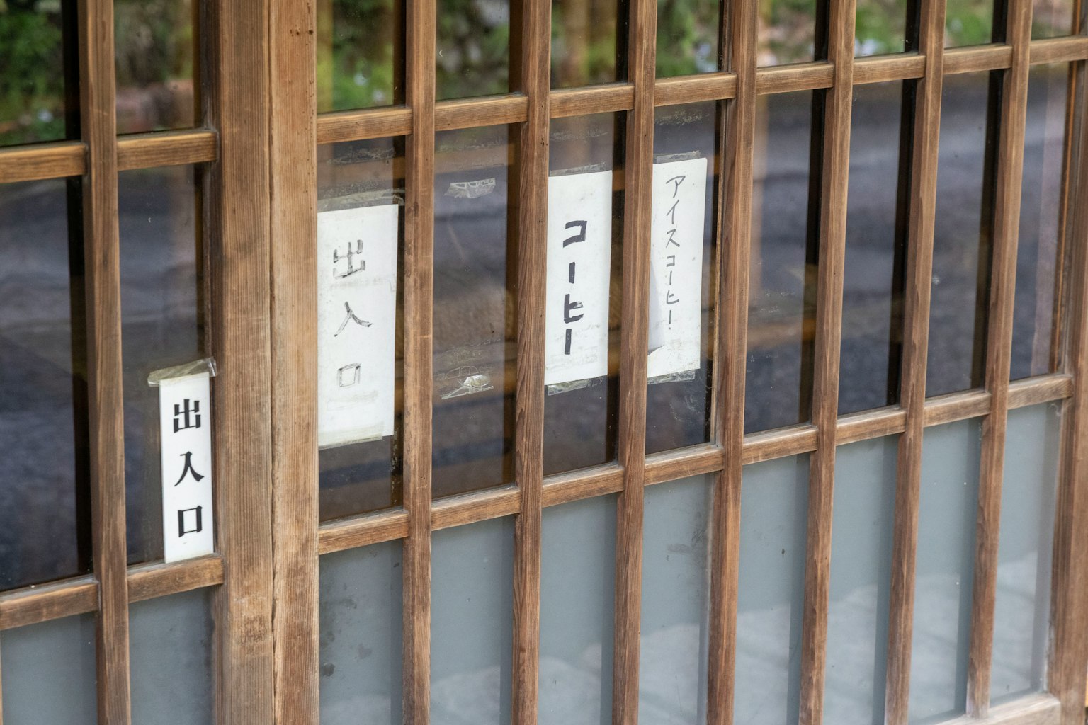 Jendela kisi kayu dengan tanda Jepang yang terlihat