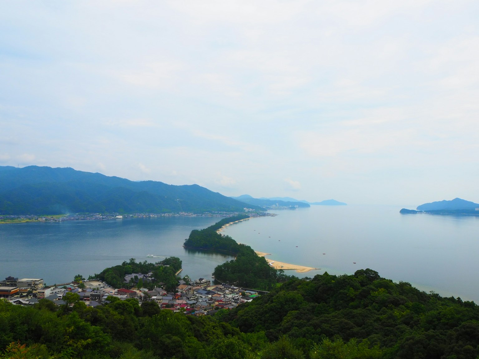 산과 작은 마을이 있는 해안의 경치