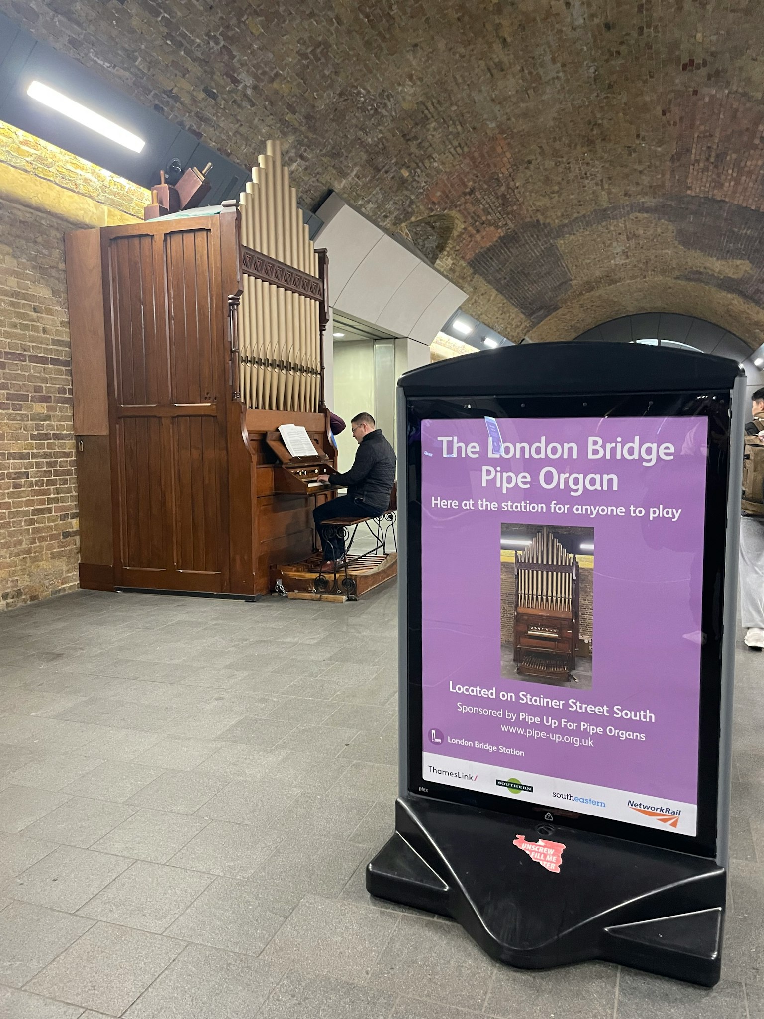 Organ pipa London Bridge dimainkan di stasiun kereta bawah tanah