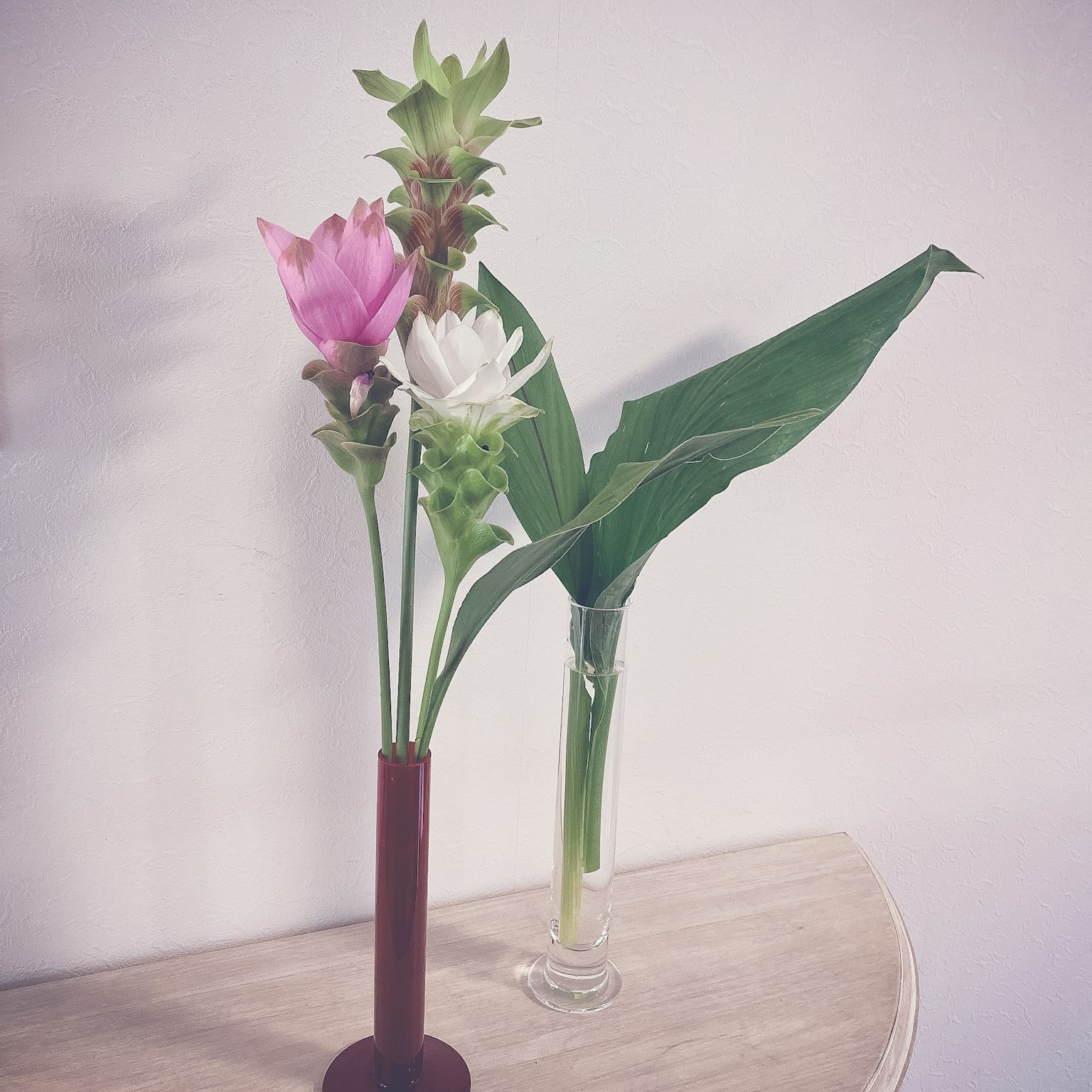 Un arrangiamento colorato di fiori in un vaso su un tavolo