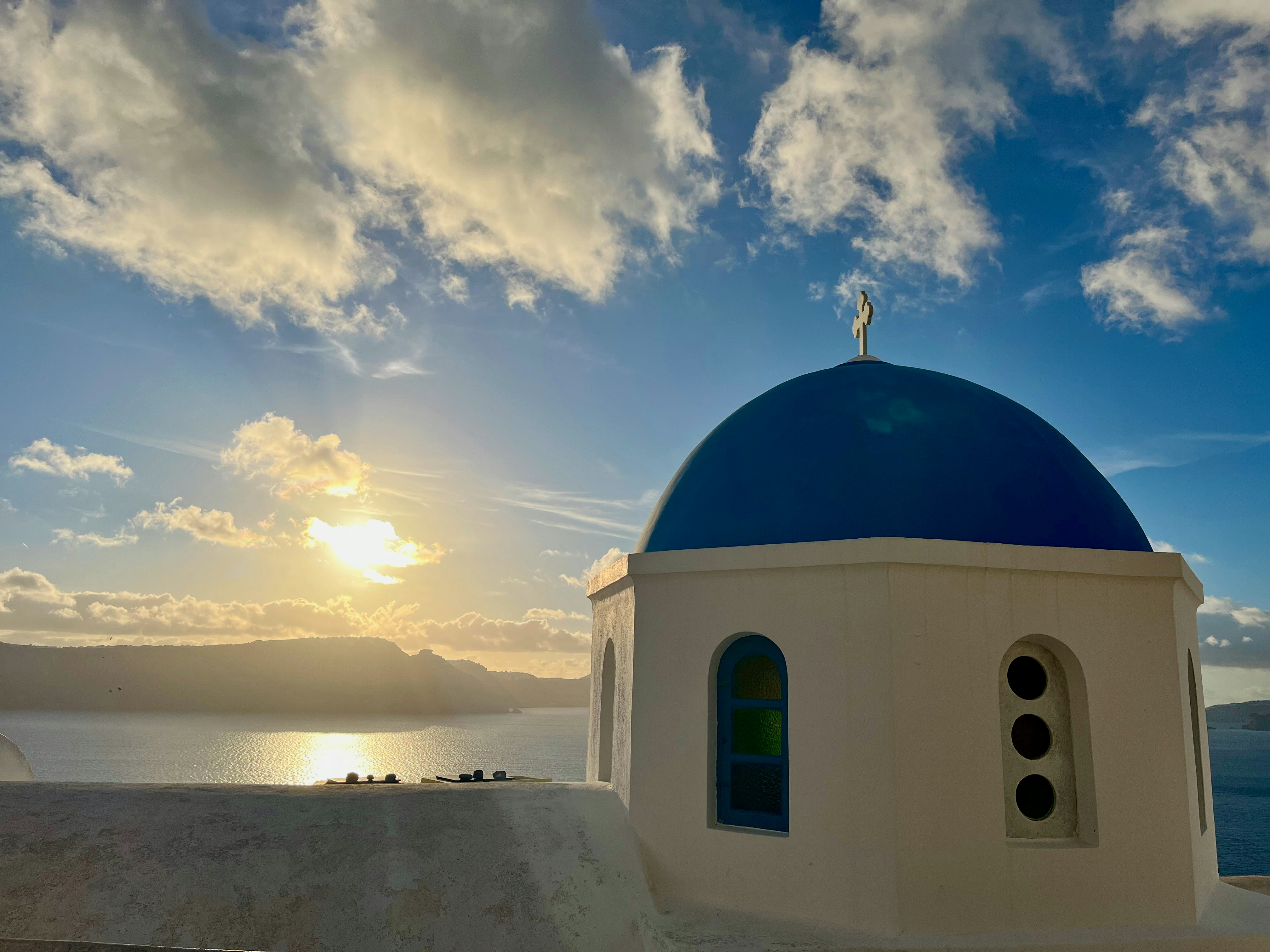 Phong cảnh Santorini ở Oia với mái vòm xanh và kiến trúc màu trắng được ánh nắng buổi sáng chiếu rọi
