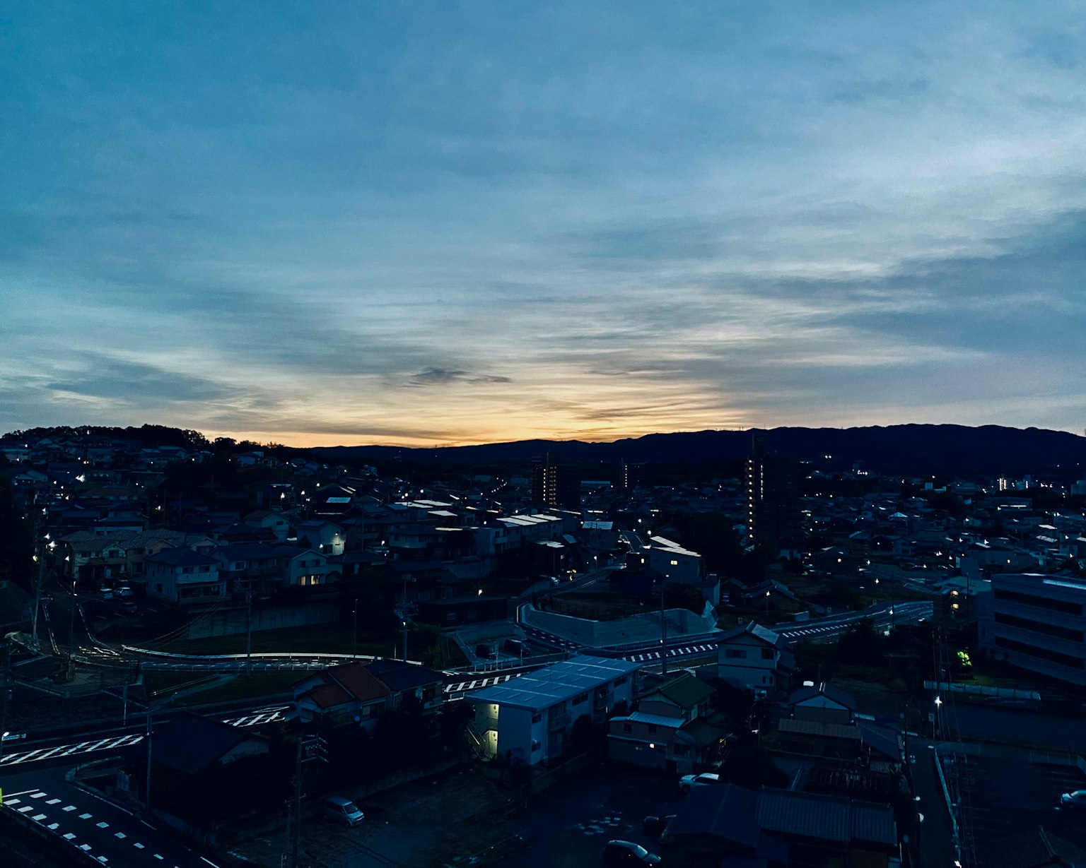Vue de la ville avant l'aube avec un ciel bleu et une lumière douce
