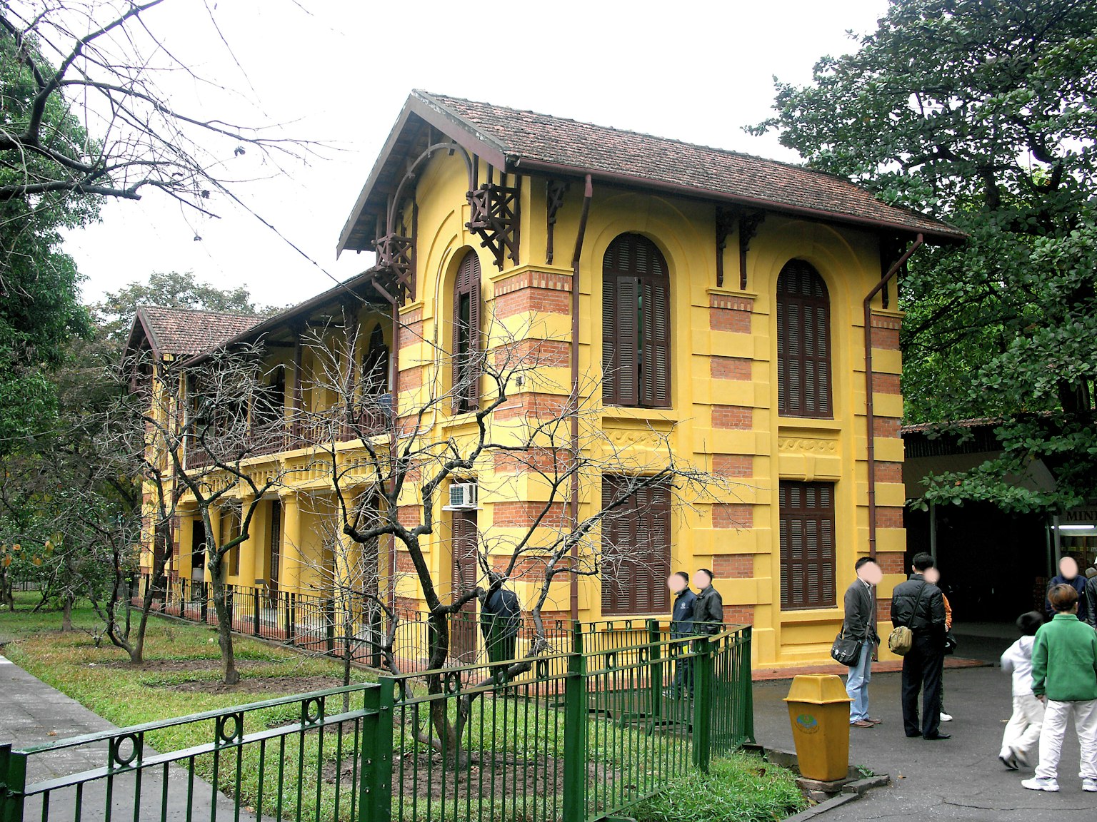 Edificio storico giallo con parco verde circostante