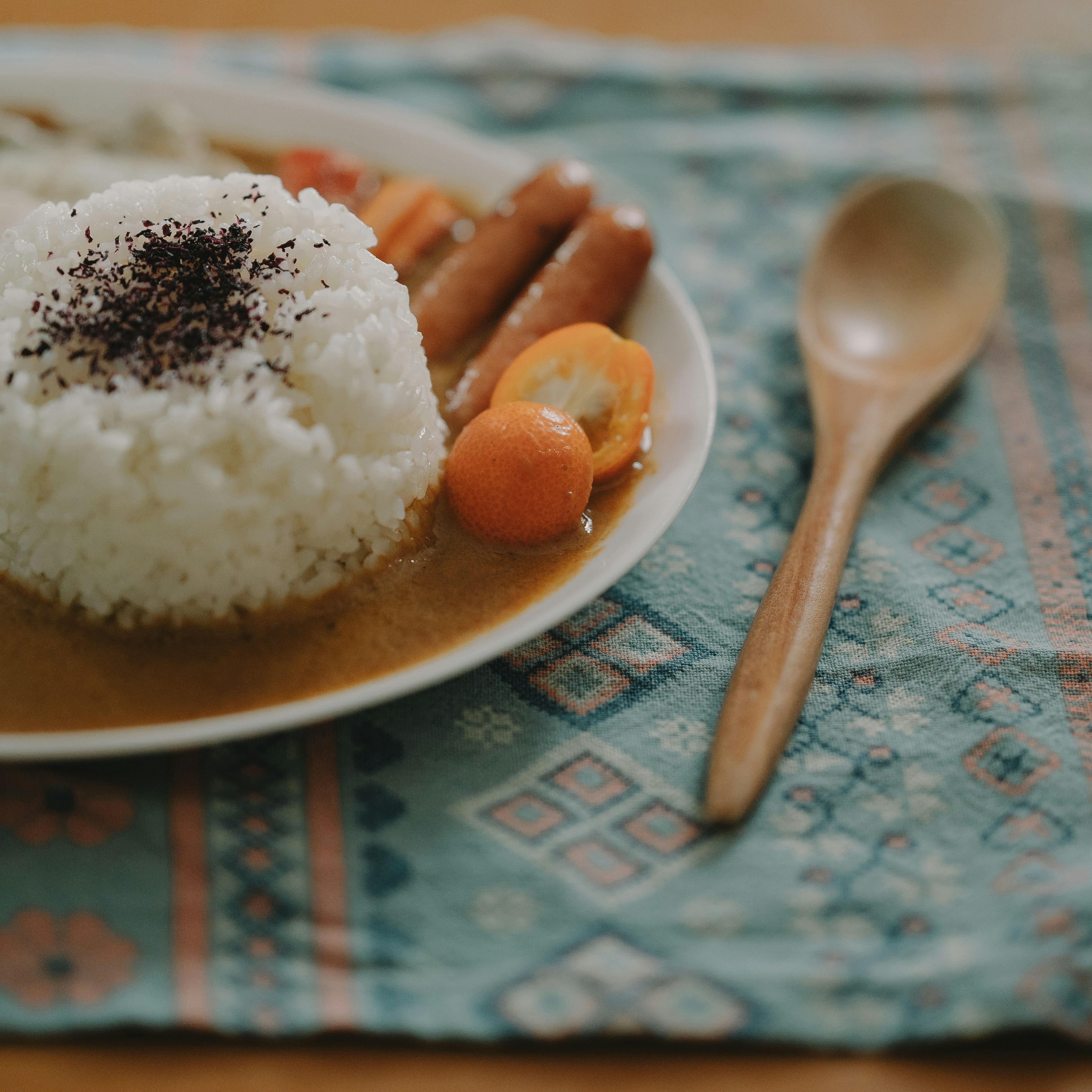 カレーソースのかかったライスとにんじんの盛り付け