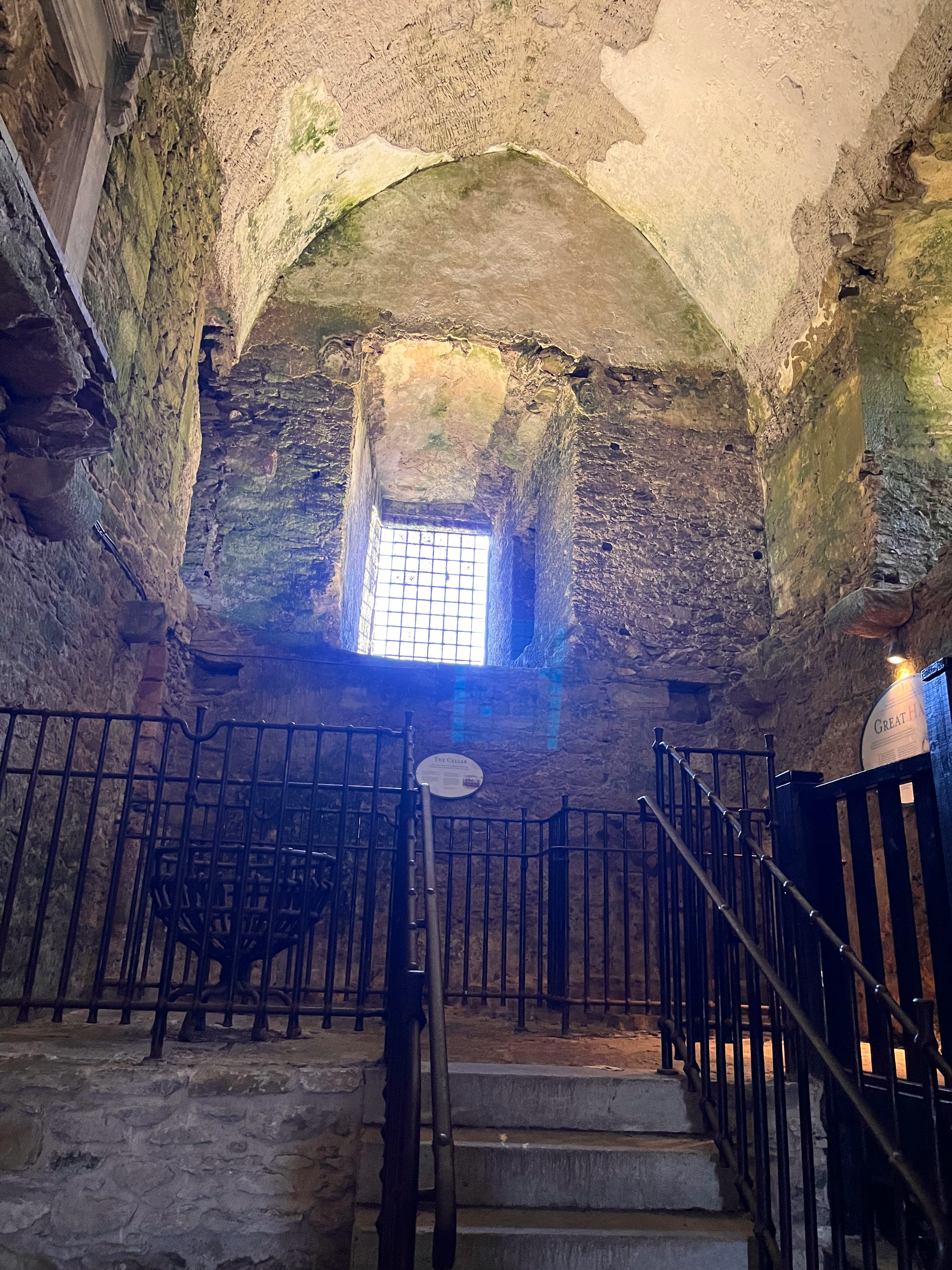 passage en pierre façon grotte avec plafond voûté et escaliers