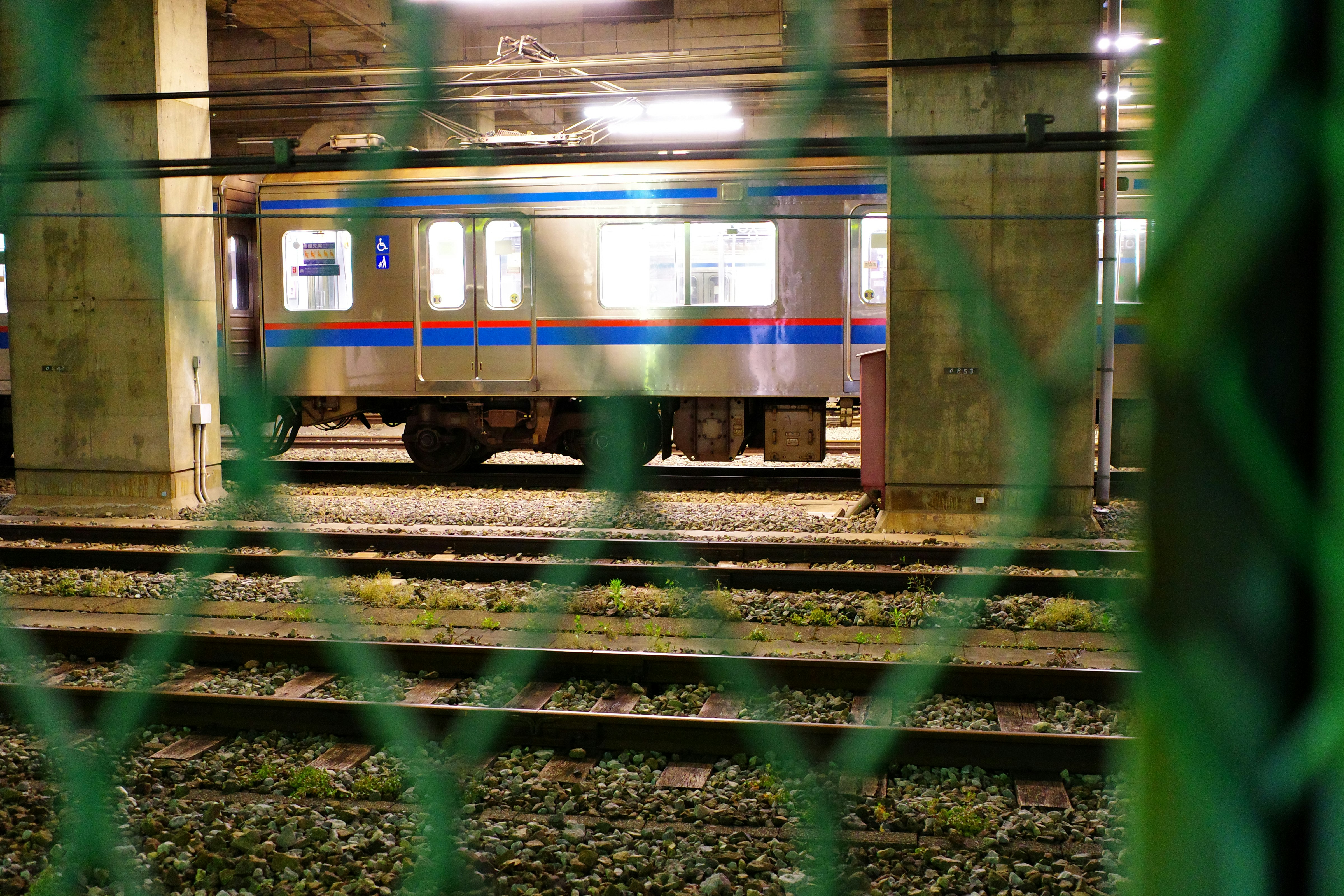 treno su un binario in stazione