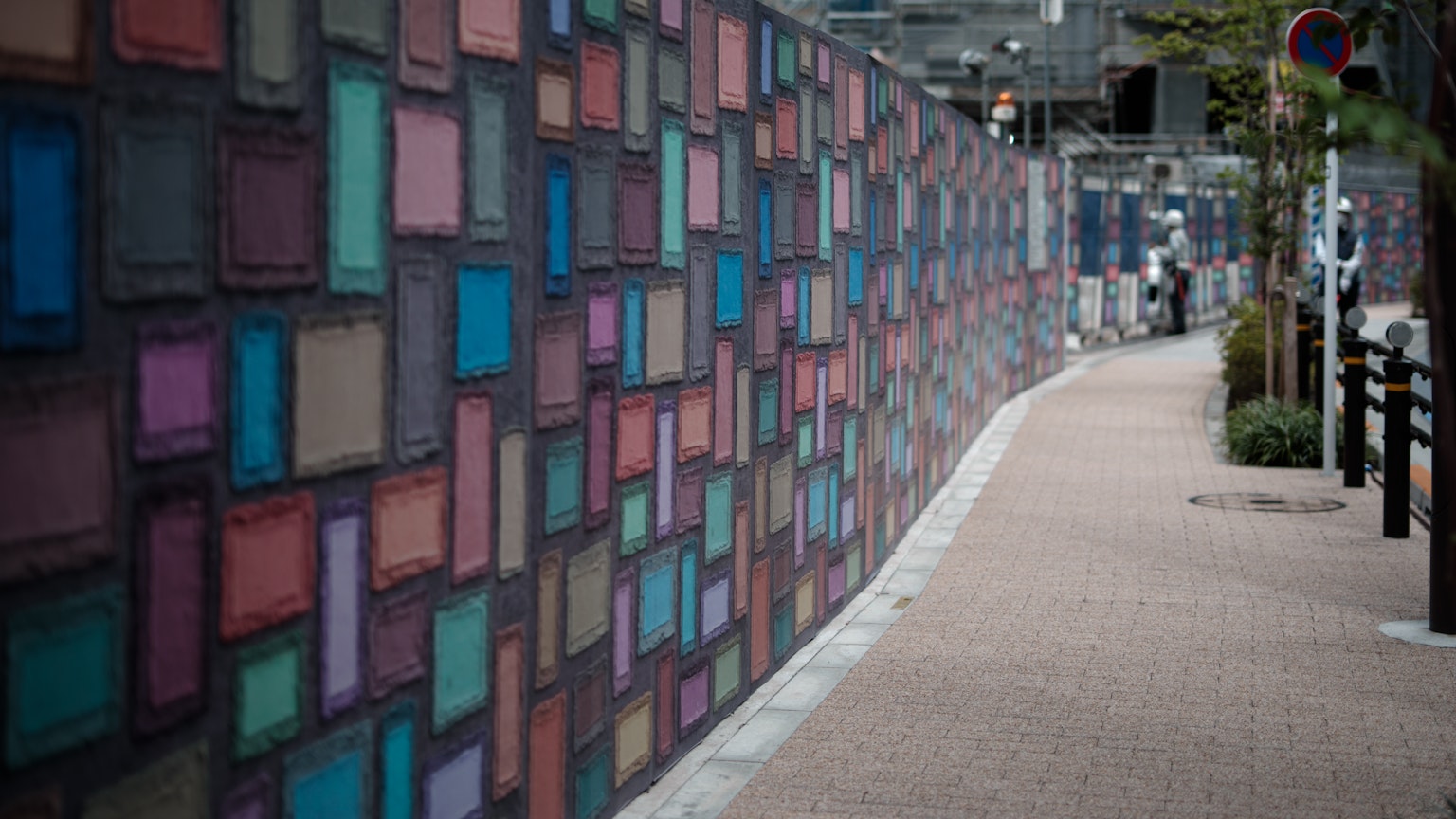 Pared colorida con patrones cuadrados a lo largo de un camino