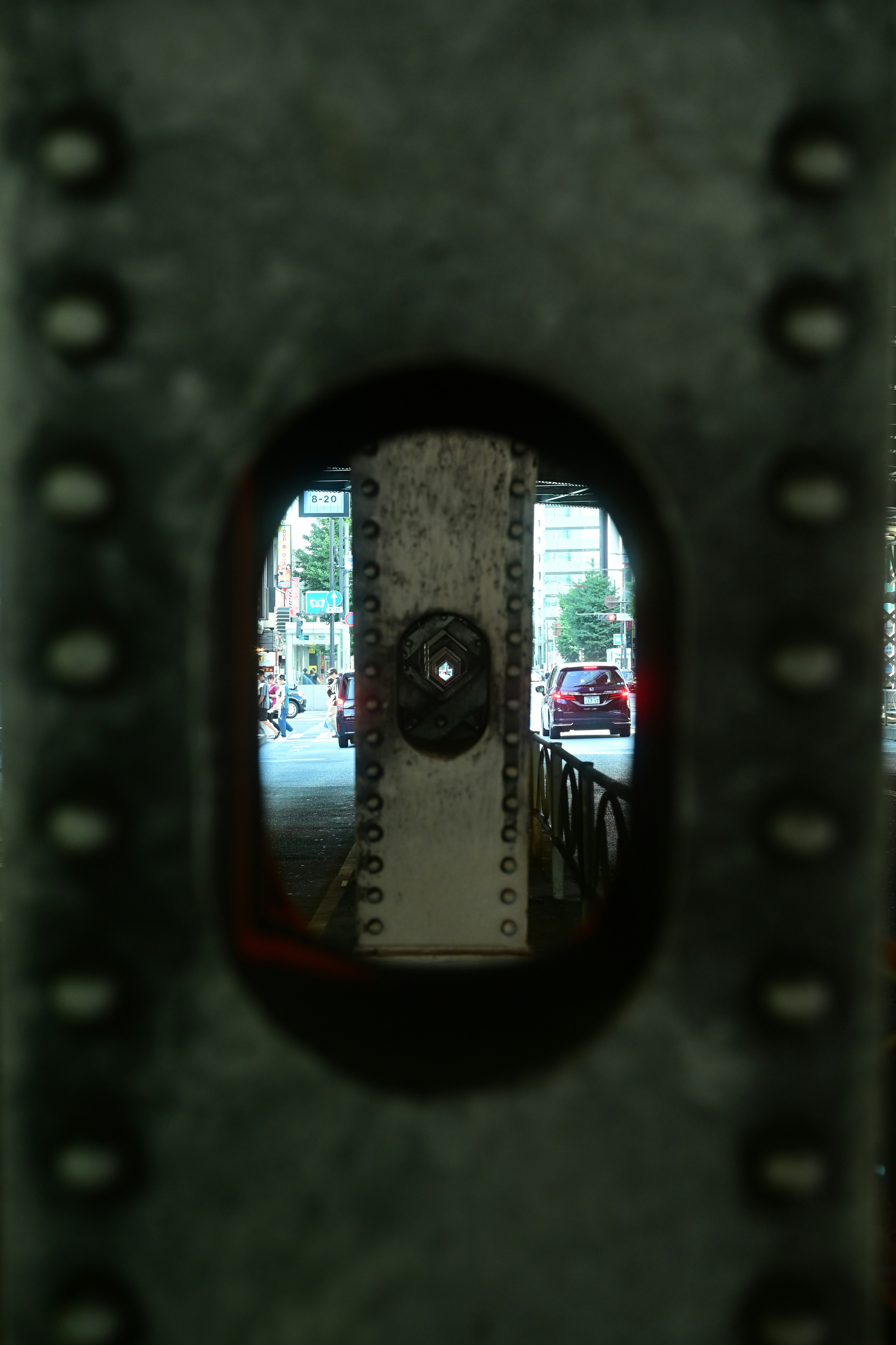 神田巷弄透過拱形門洞的視角