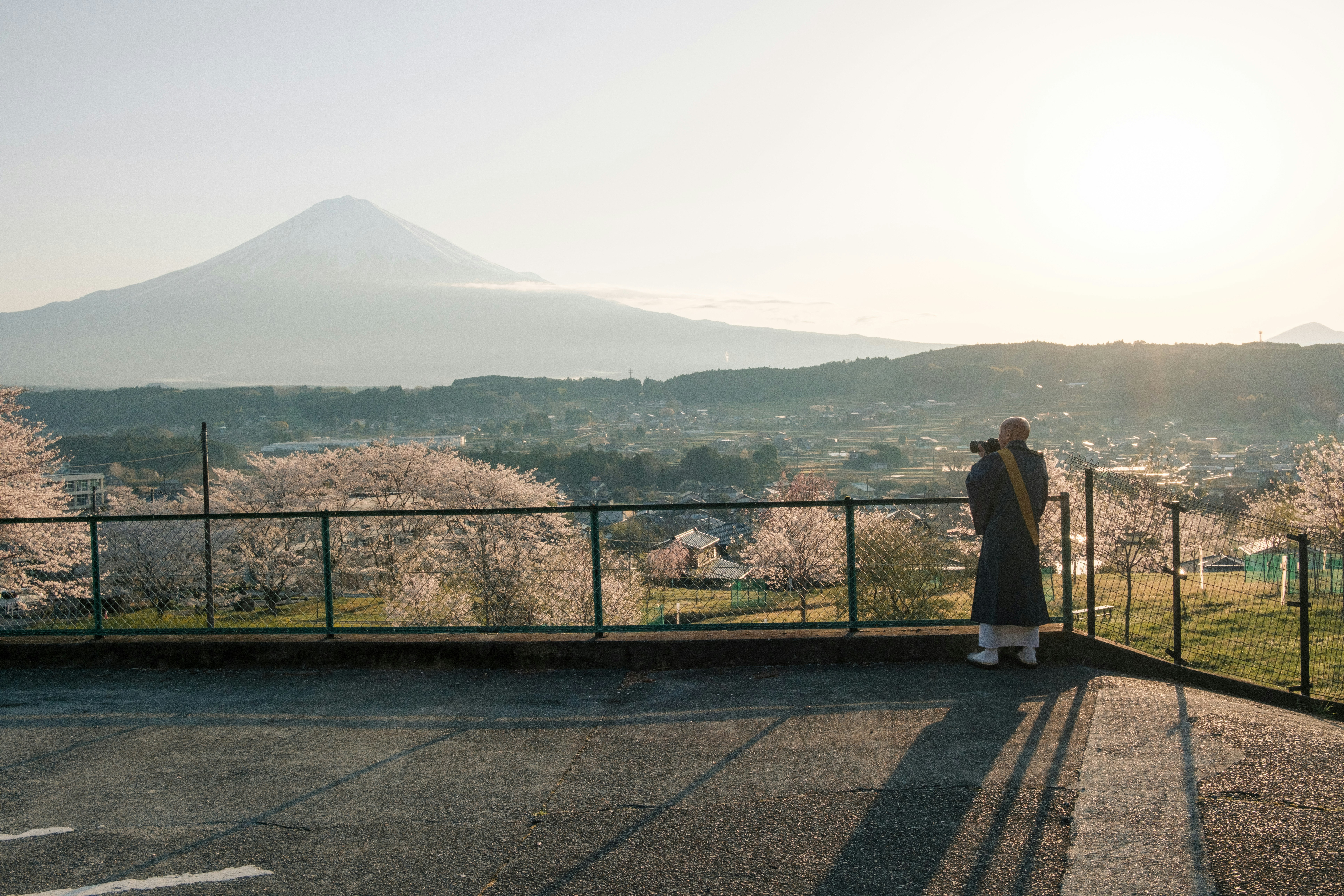 展望台から見渡す山並みと夕暮れの景色