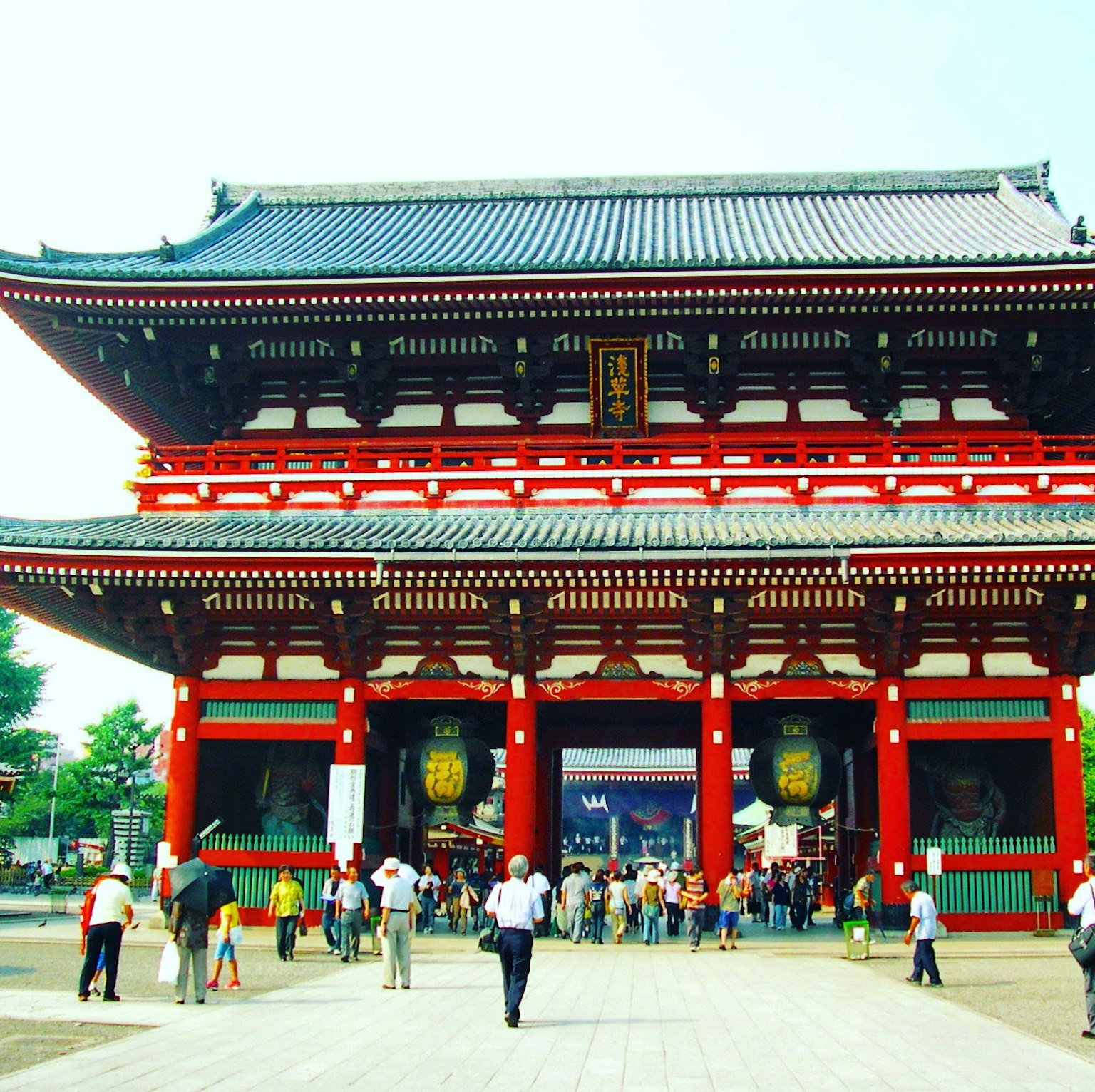傳統日本寺廟紅色門和屋頂有許多遊客