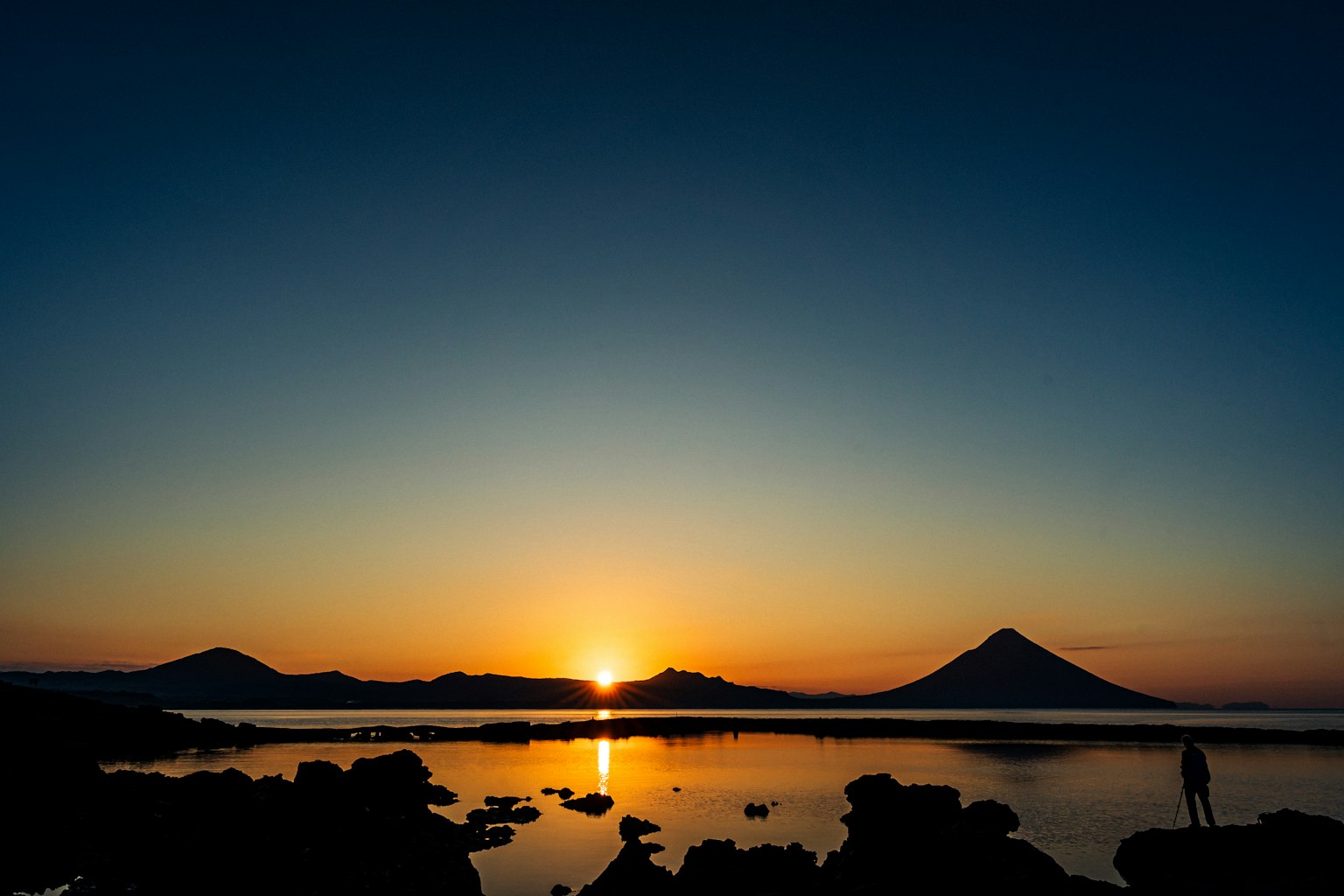 Sore yang indah di atas laut dan gunung