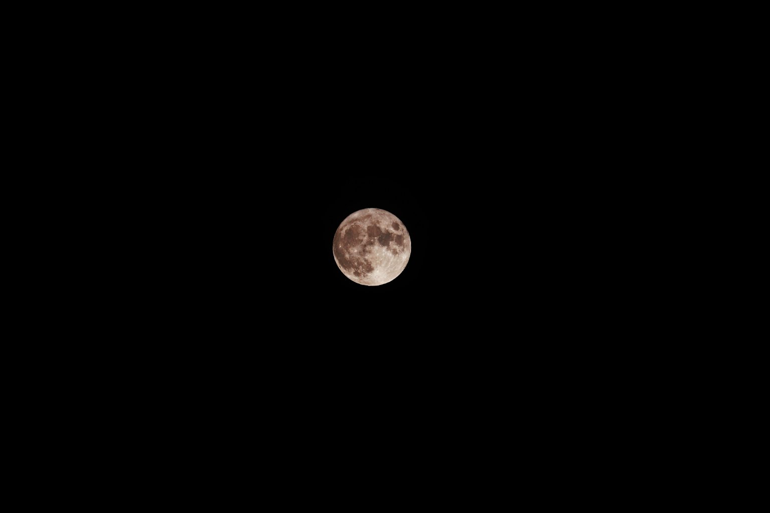 夜空中月亮的特寫顯示陰影和隕石坑