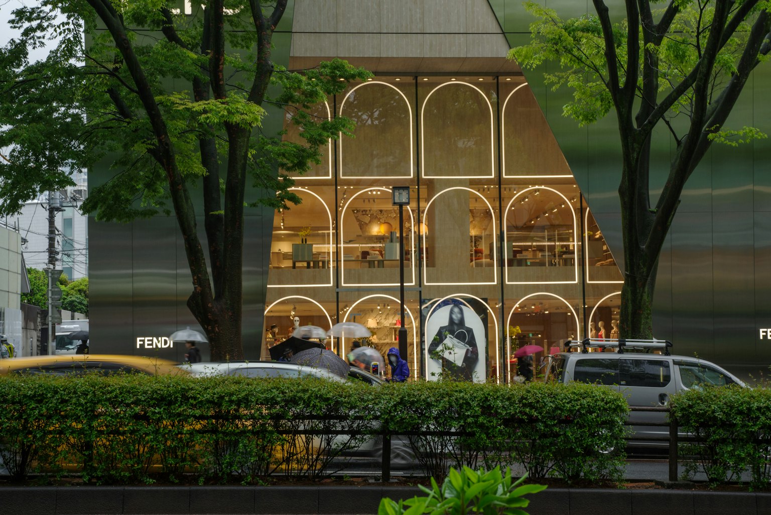 奢侈品牌商店外观，具有现代建筑和照明窗户