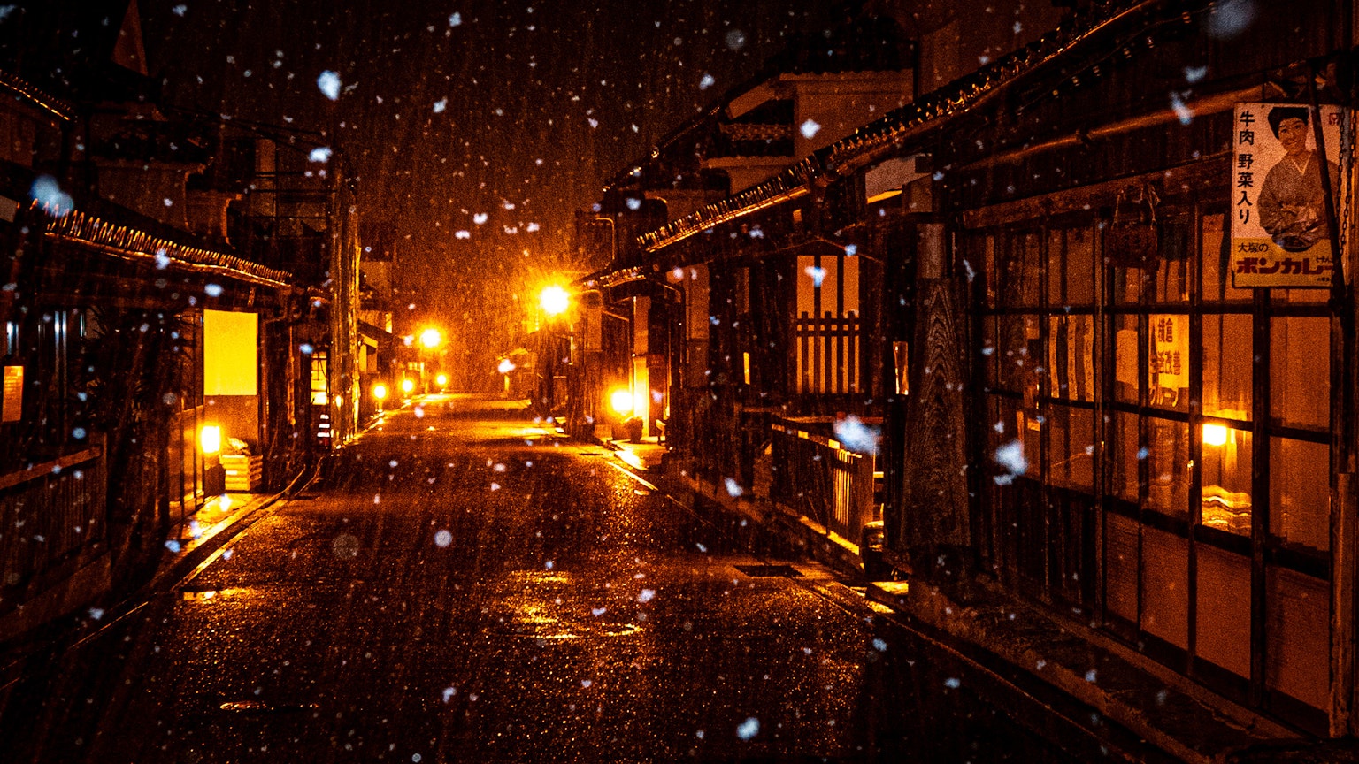 Scène de rue ancienne la nuit avec de la neige tombante éclairée par des lampadaires