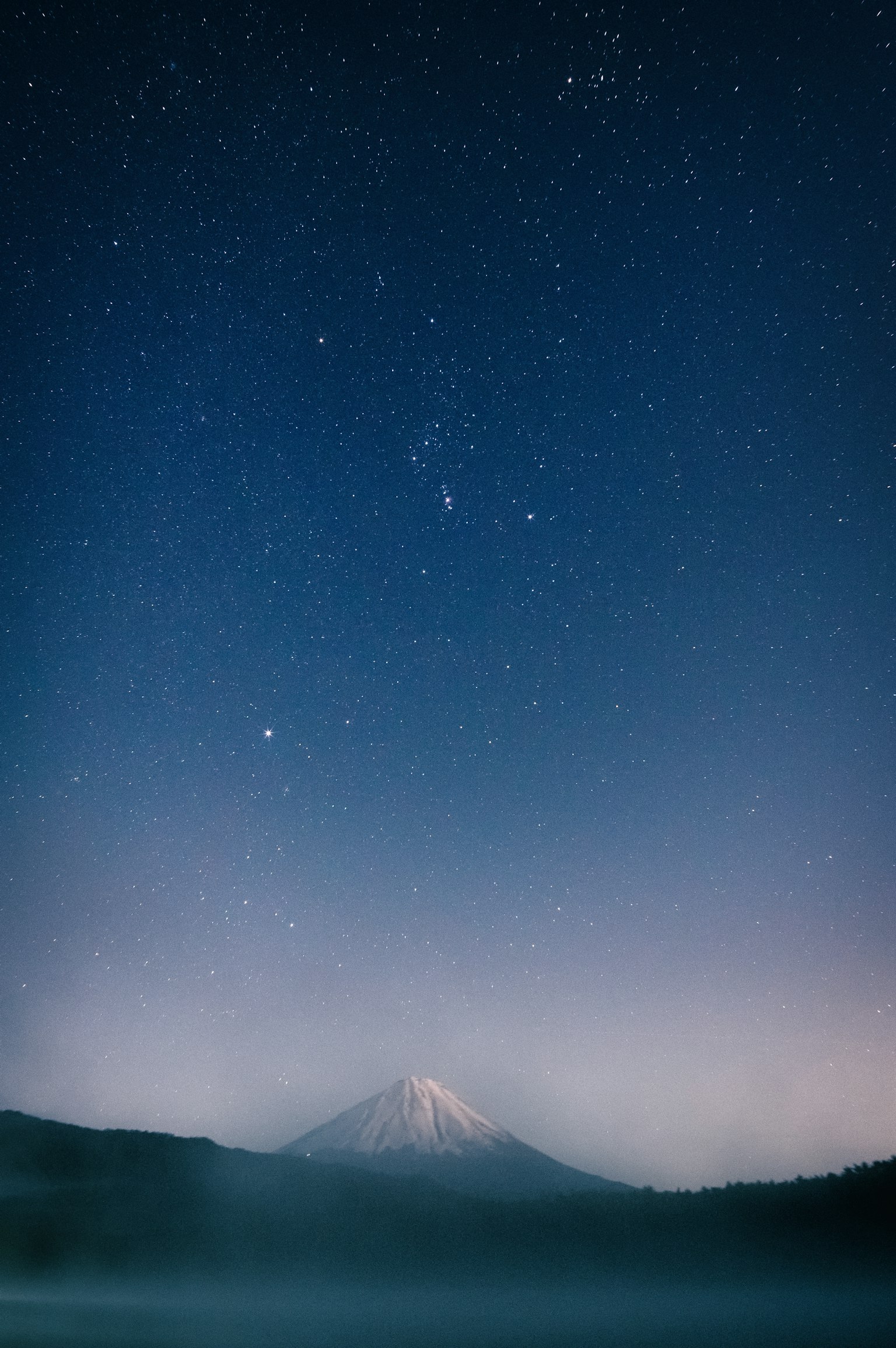 Monte Fuji sotto un cielo stellato paesaggio sereno