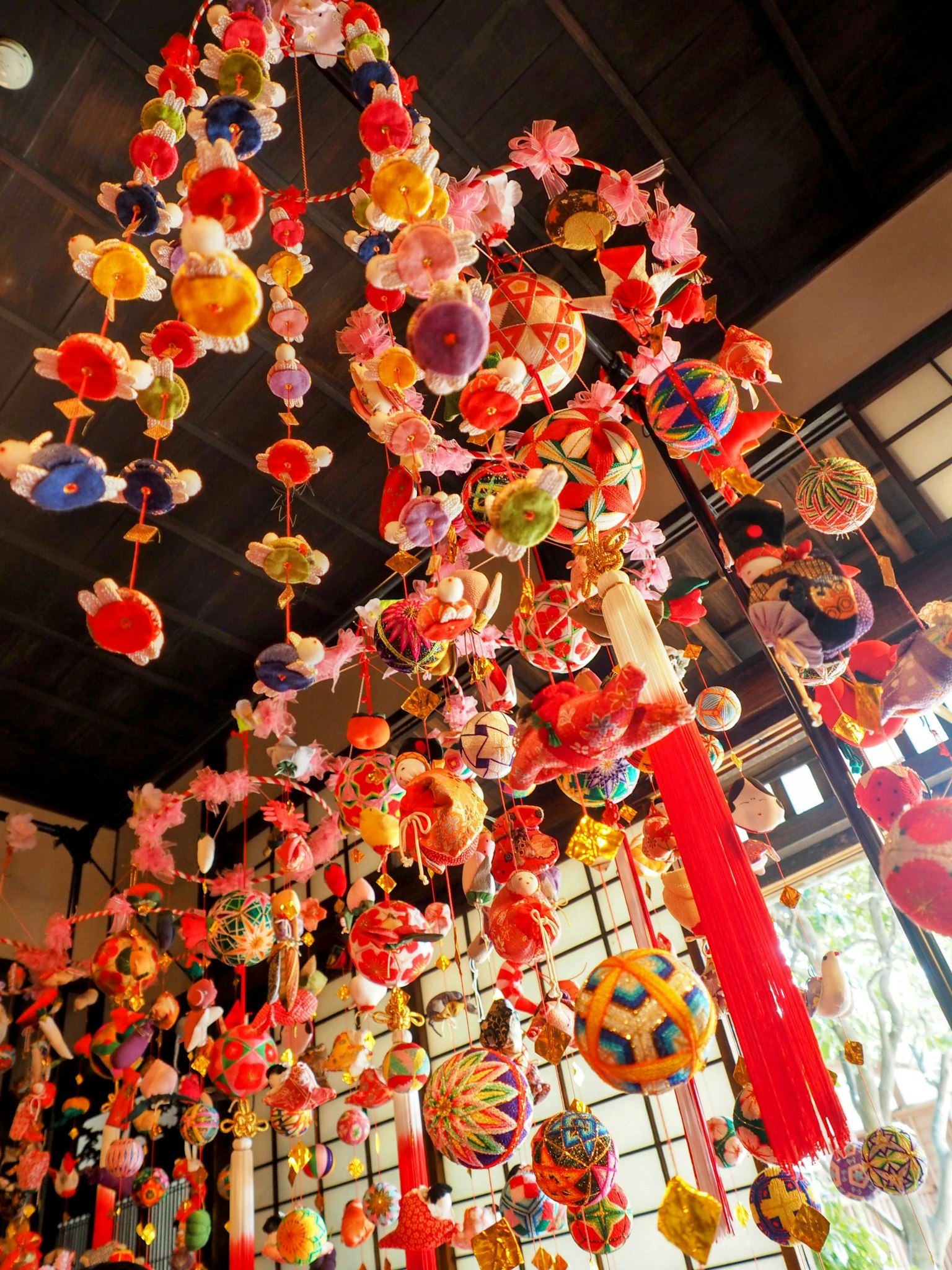 色彩斑斕的懸掛裝飾品營造出充滿活力的室內展示