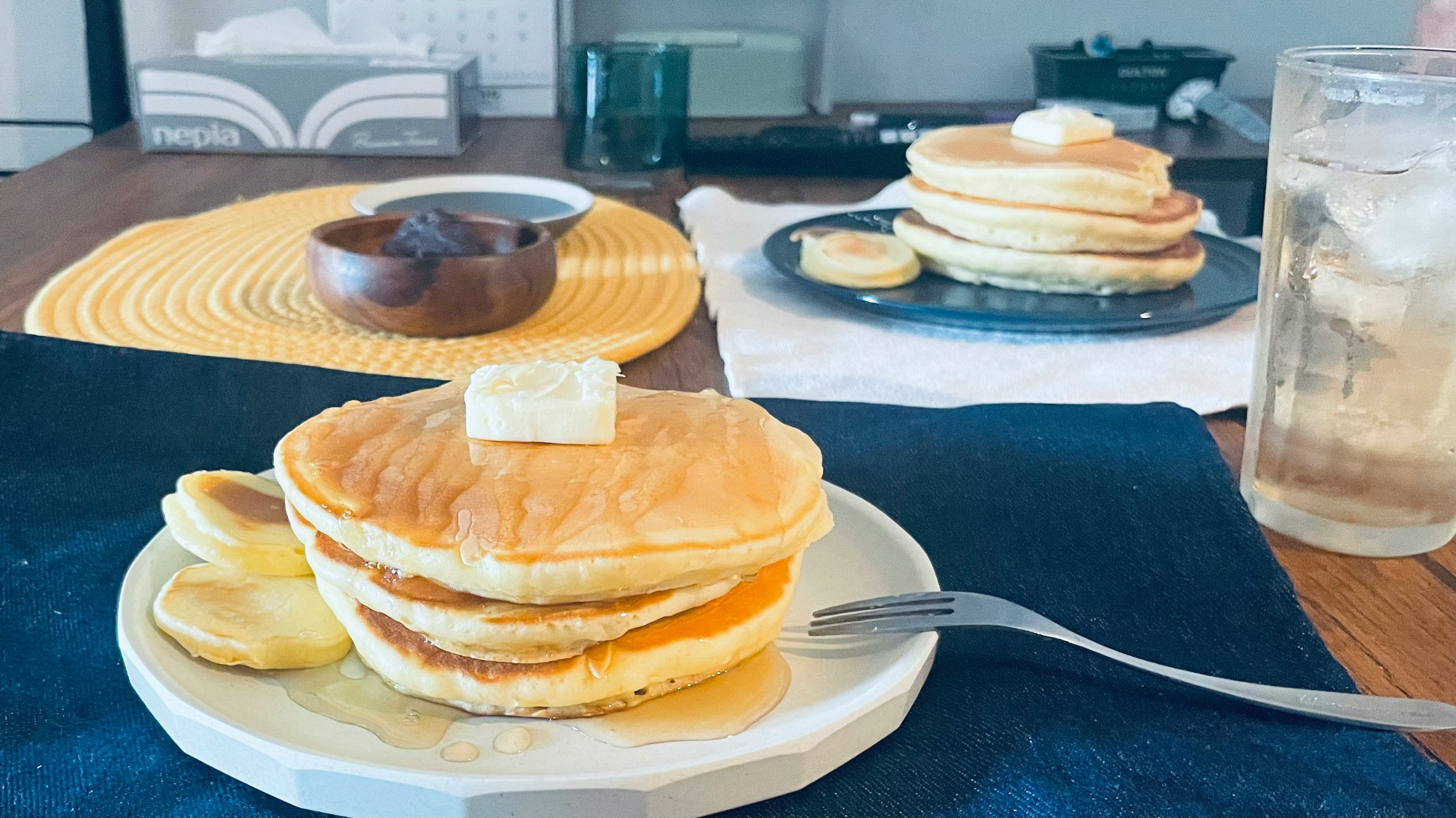 テーブル上のパンケーキとバター、飲み物