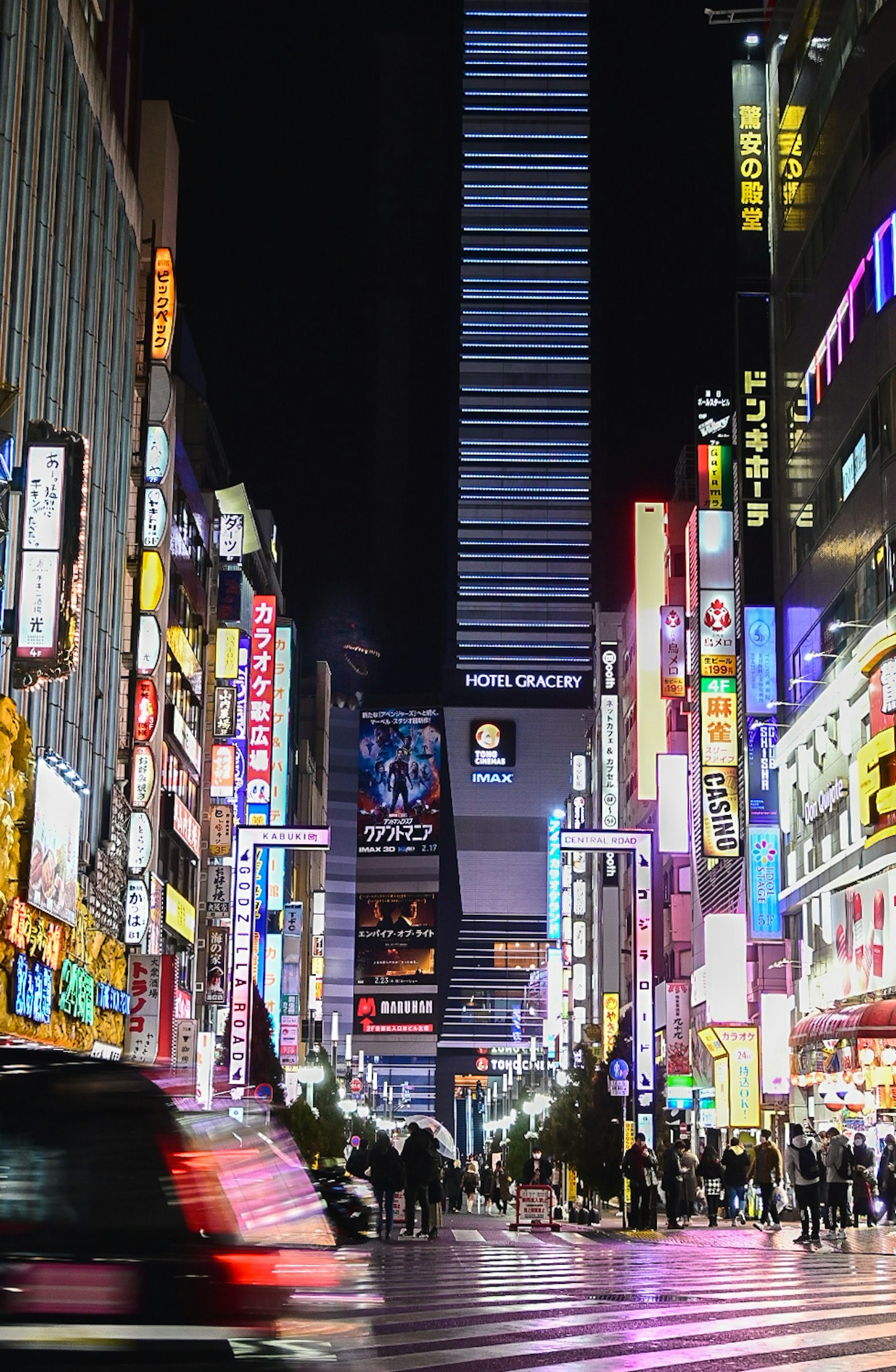 夜晚热闹城市街道上的五彩招牌和人群