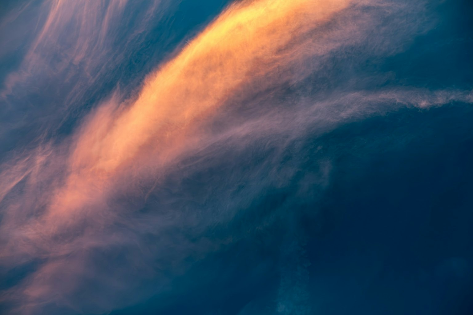 青い空にオレンジ色の雲が浮かぶ美しい風景