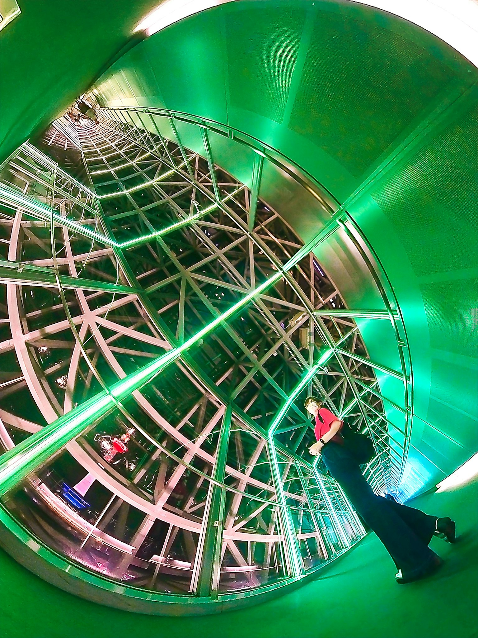 Personne à l'intérieur d'un tunnel vert avec une structure complexe