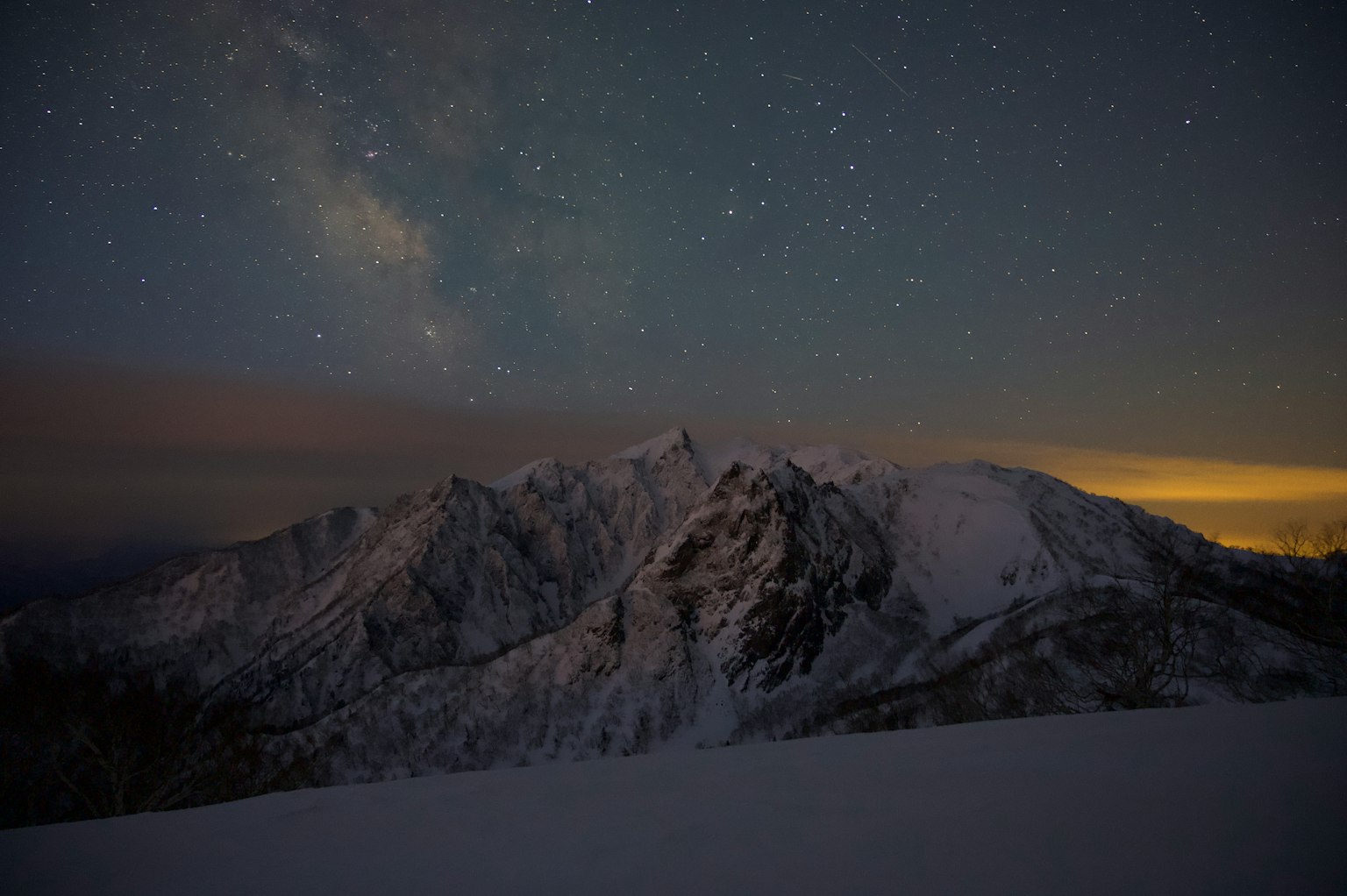 Montañas cubiertas de nieve bajo un cielo estrellado