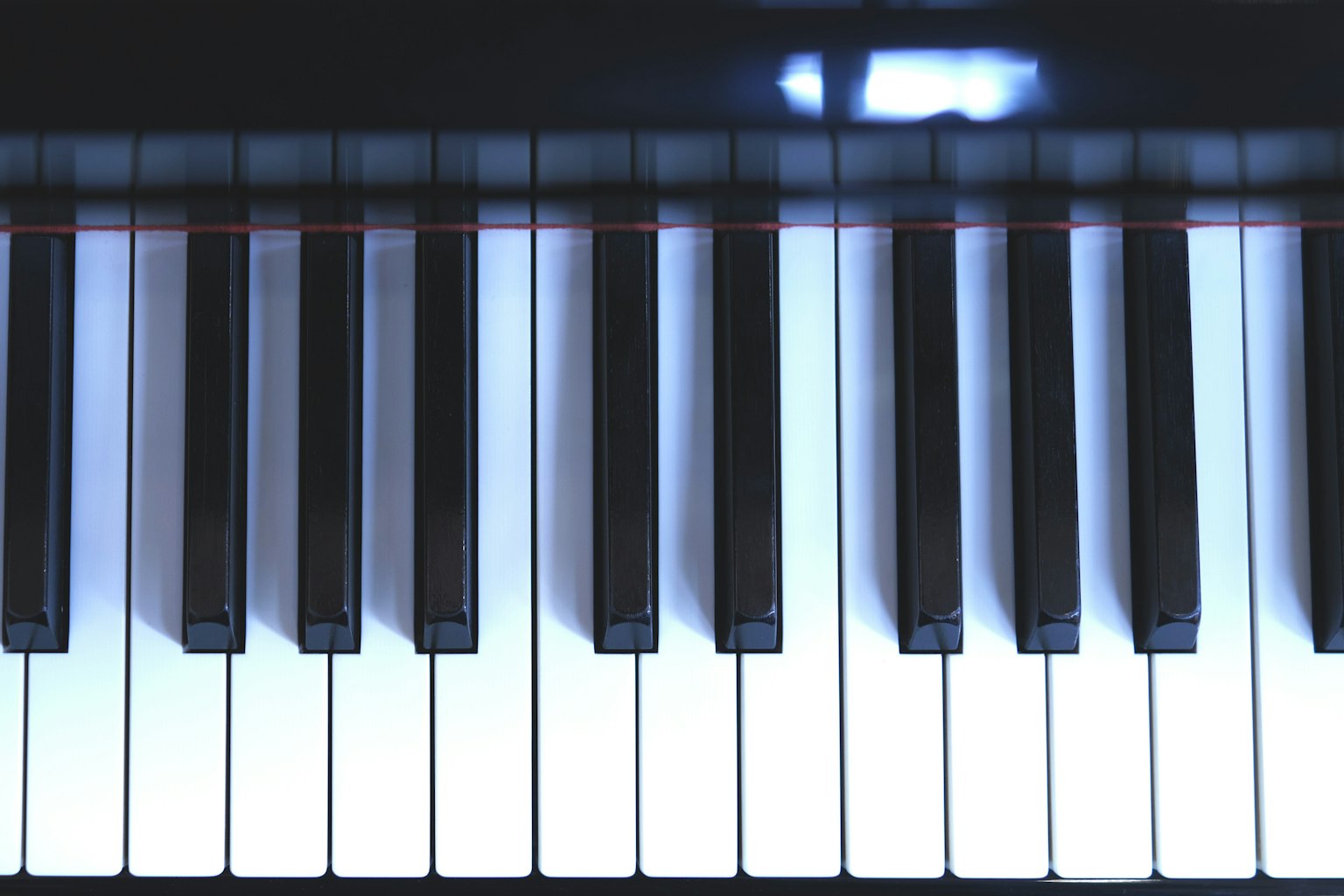 Vista superior de las teclas del piano con teclas blancas y negras