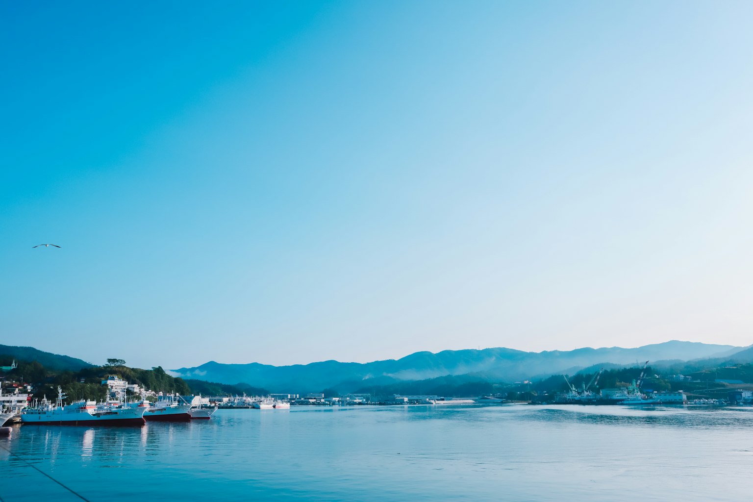 Paesaggio marittimo sereno con cielo blu e barche ormeggiate