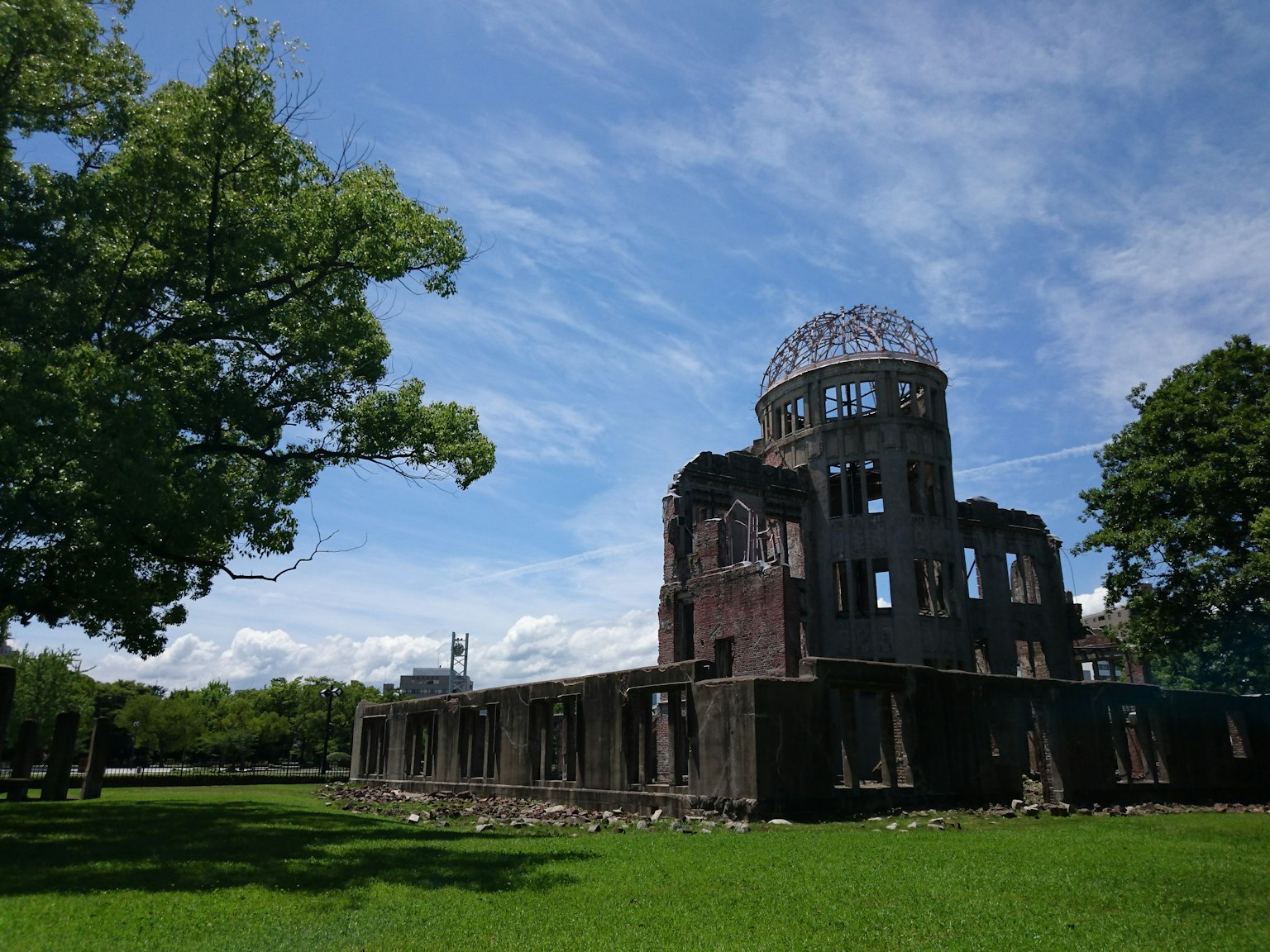 Memorial de la paz de Hiroshima y paisaje bajo un cielo azul