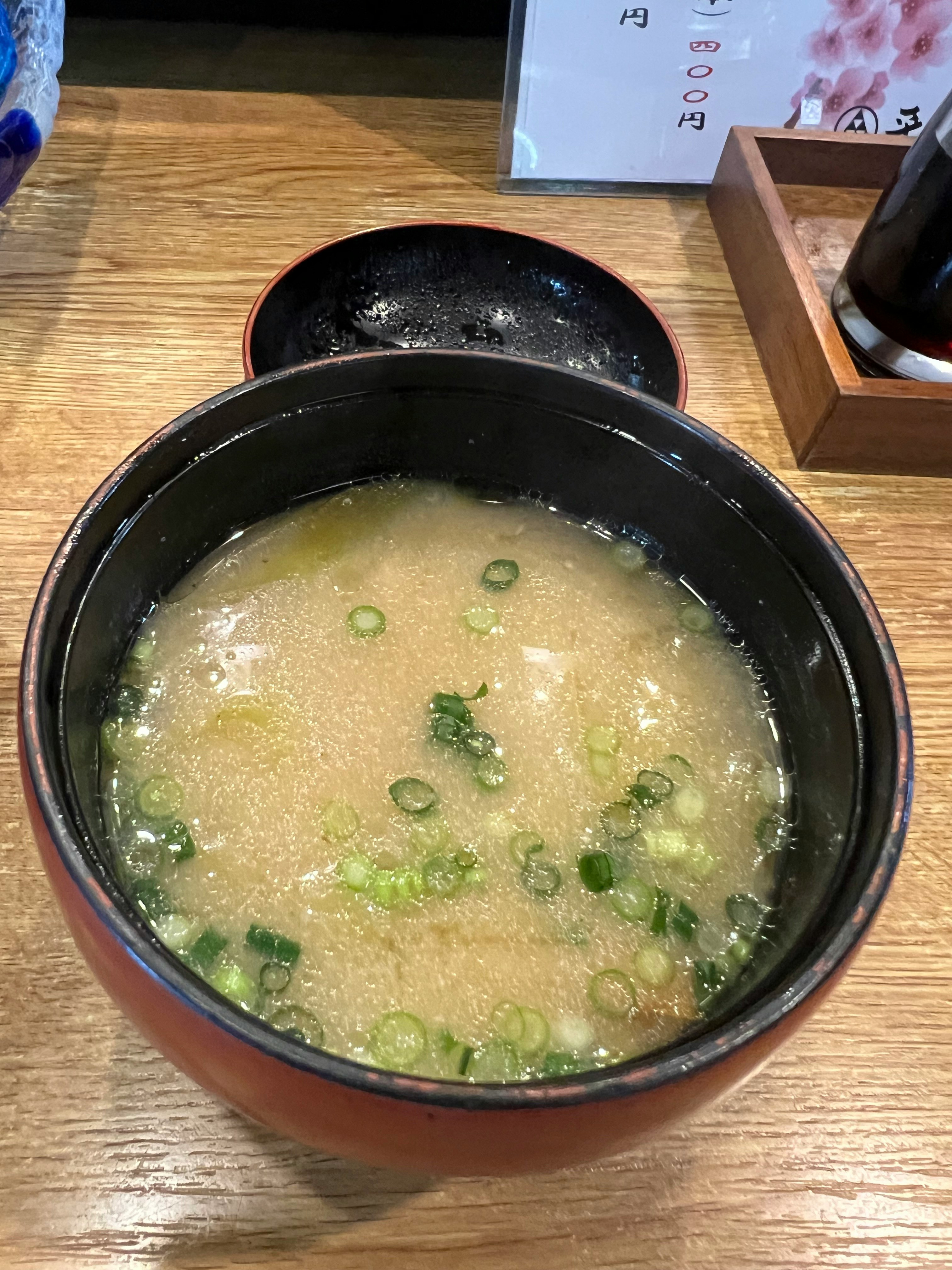 木桌上的一碗配料味噌汤