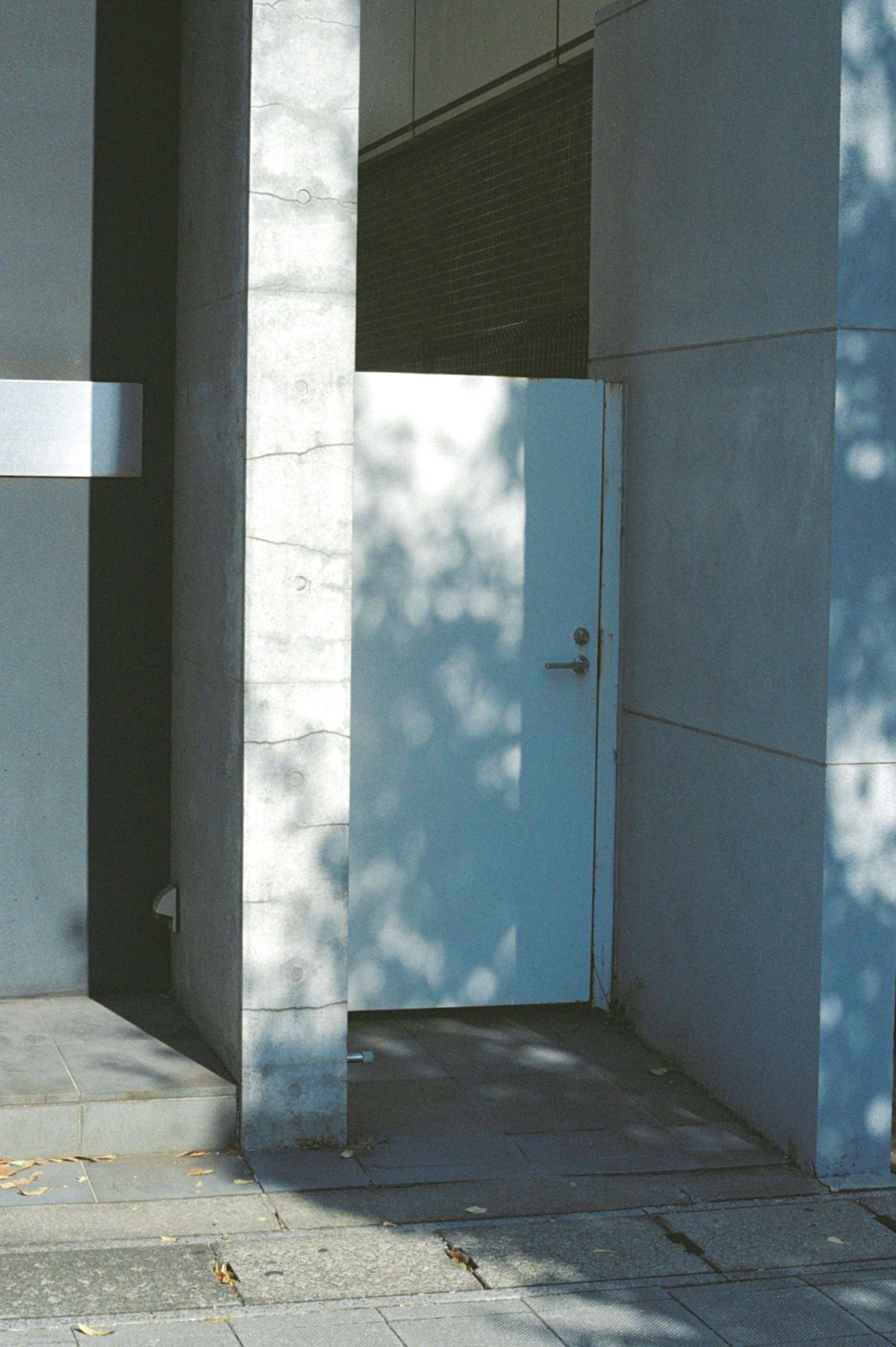 Porte blanche dans un coin de bâtiment moderne en béton