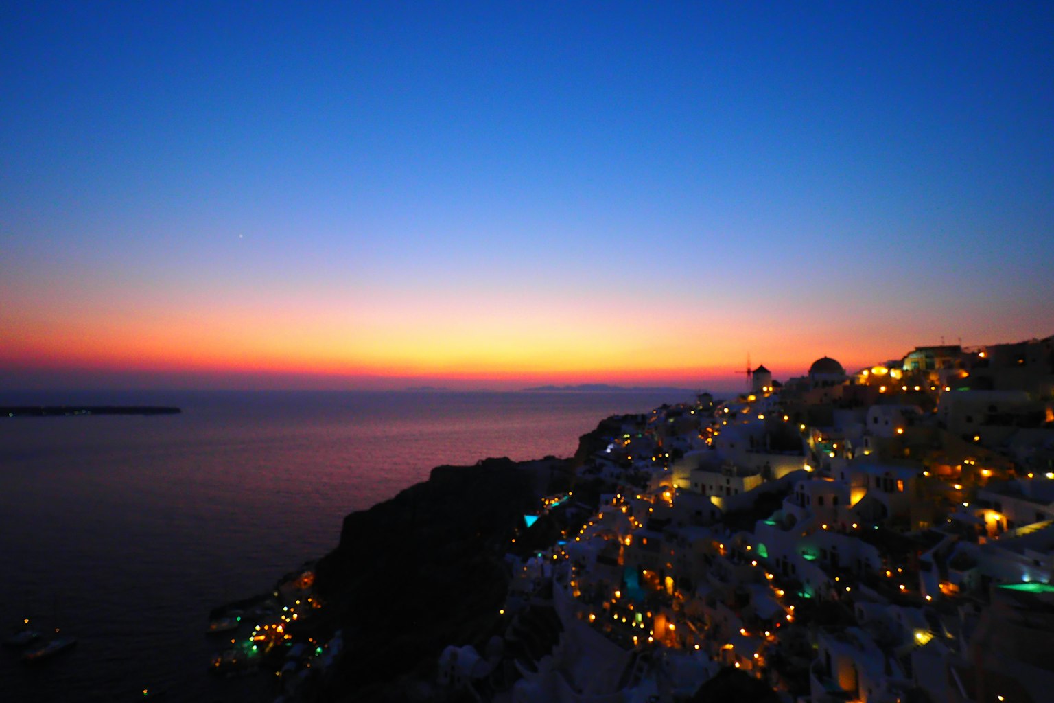 Magnifica vista costiera al tramonto con cielo blu e tonalità arancioni vivaci