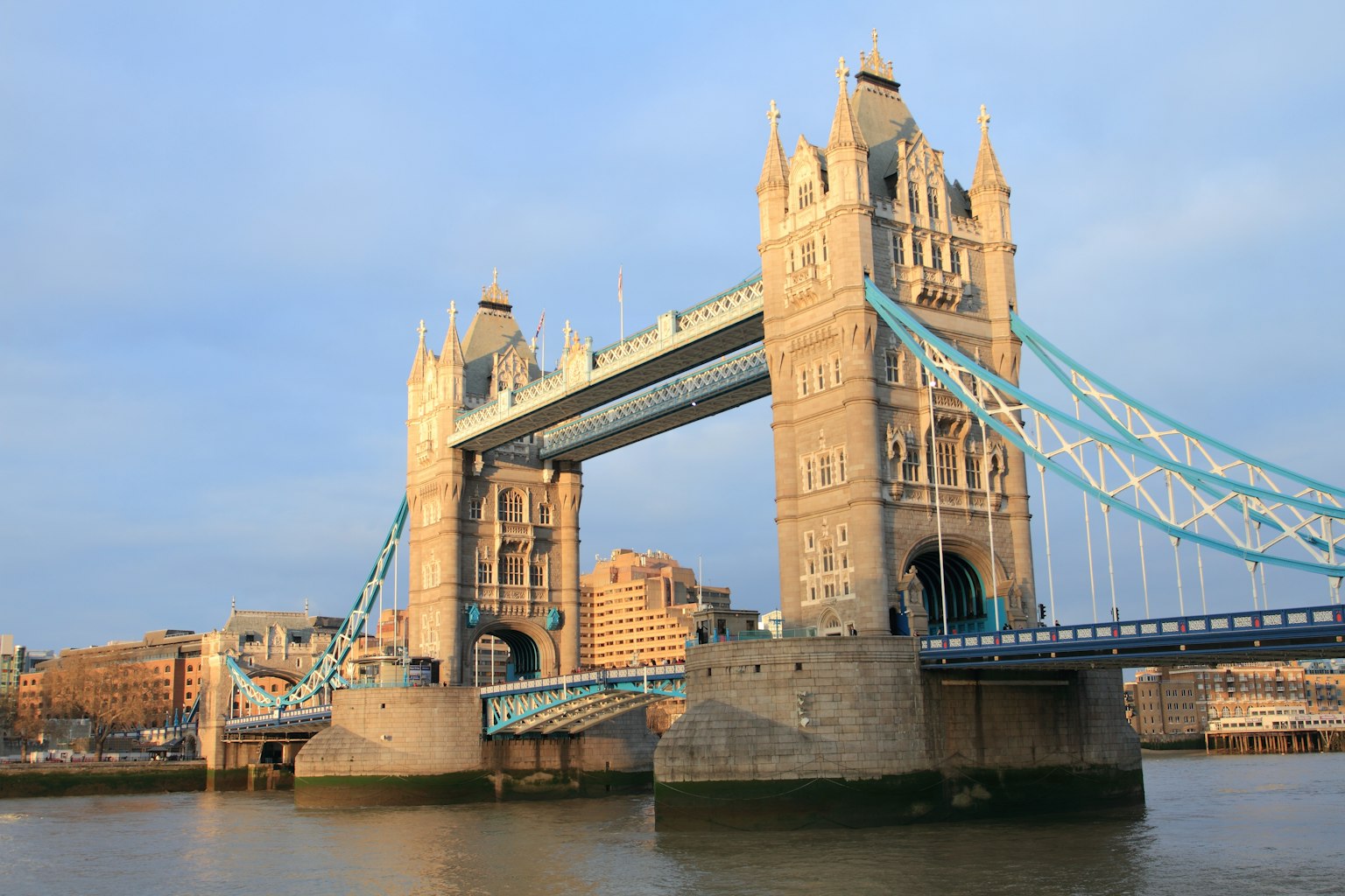 Tower Bridge con hermosa vista al atardecer puente icónico de Londres