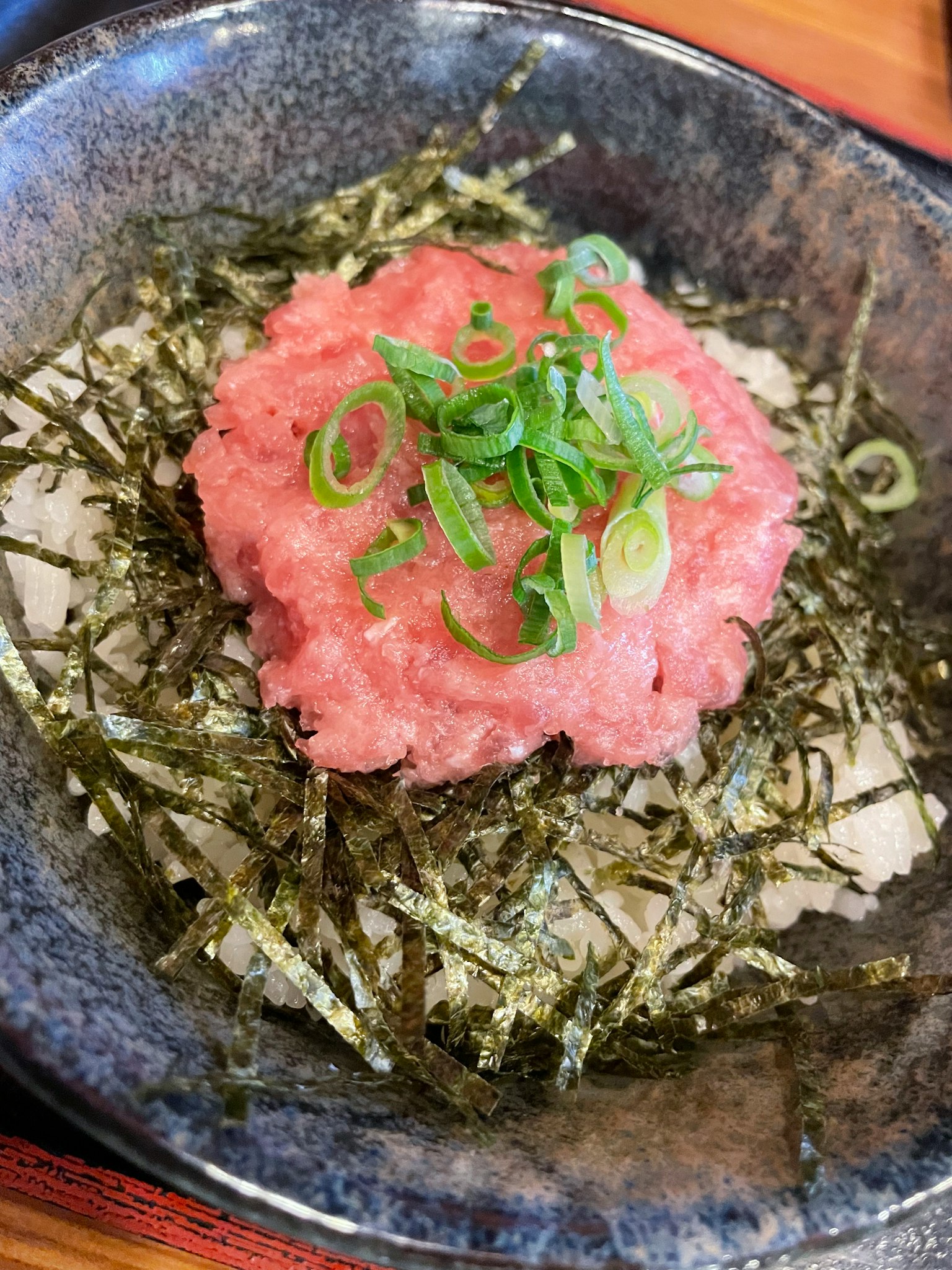 海苔上放有生魚和青蔥的米飯碗
