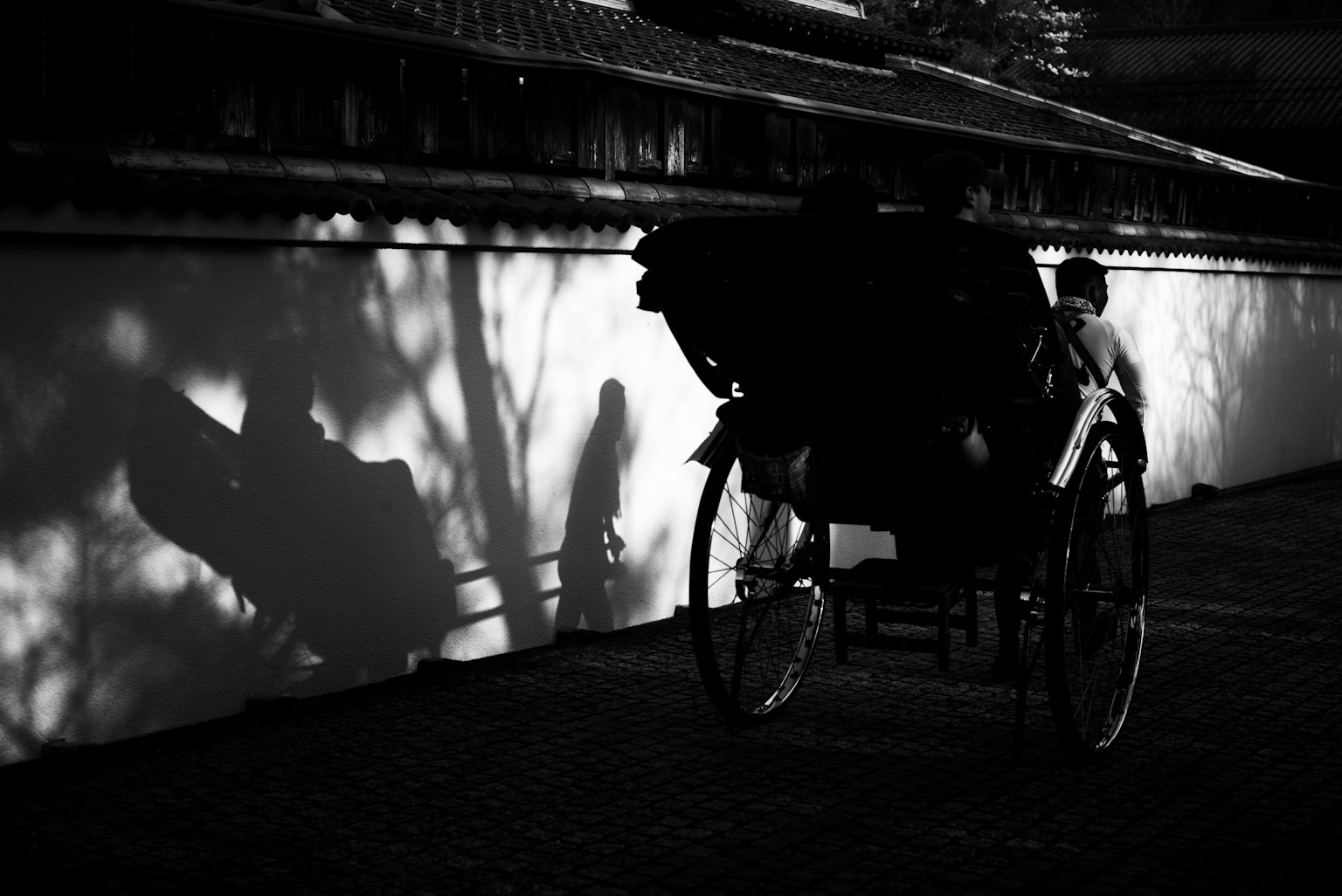 Siluet becak yang memproyeksikan bayangan di dinding