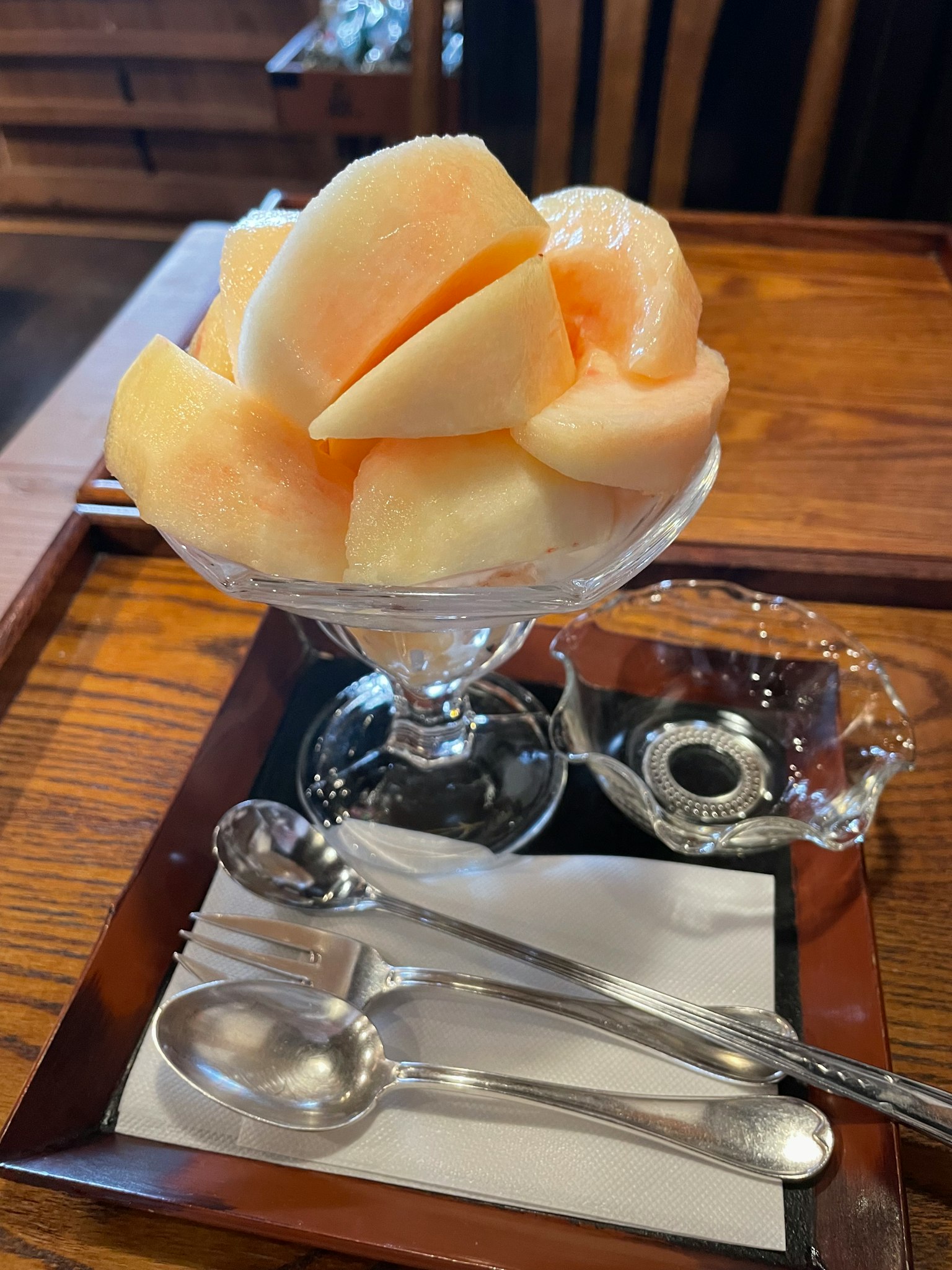 Un postre de melón bellamente presentado en un bol de vidrio transparente