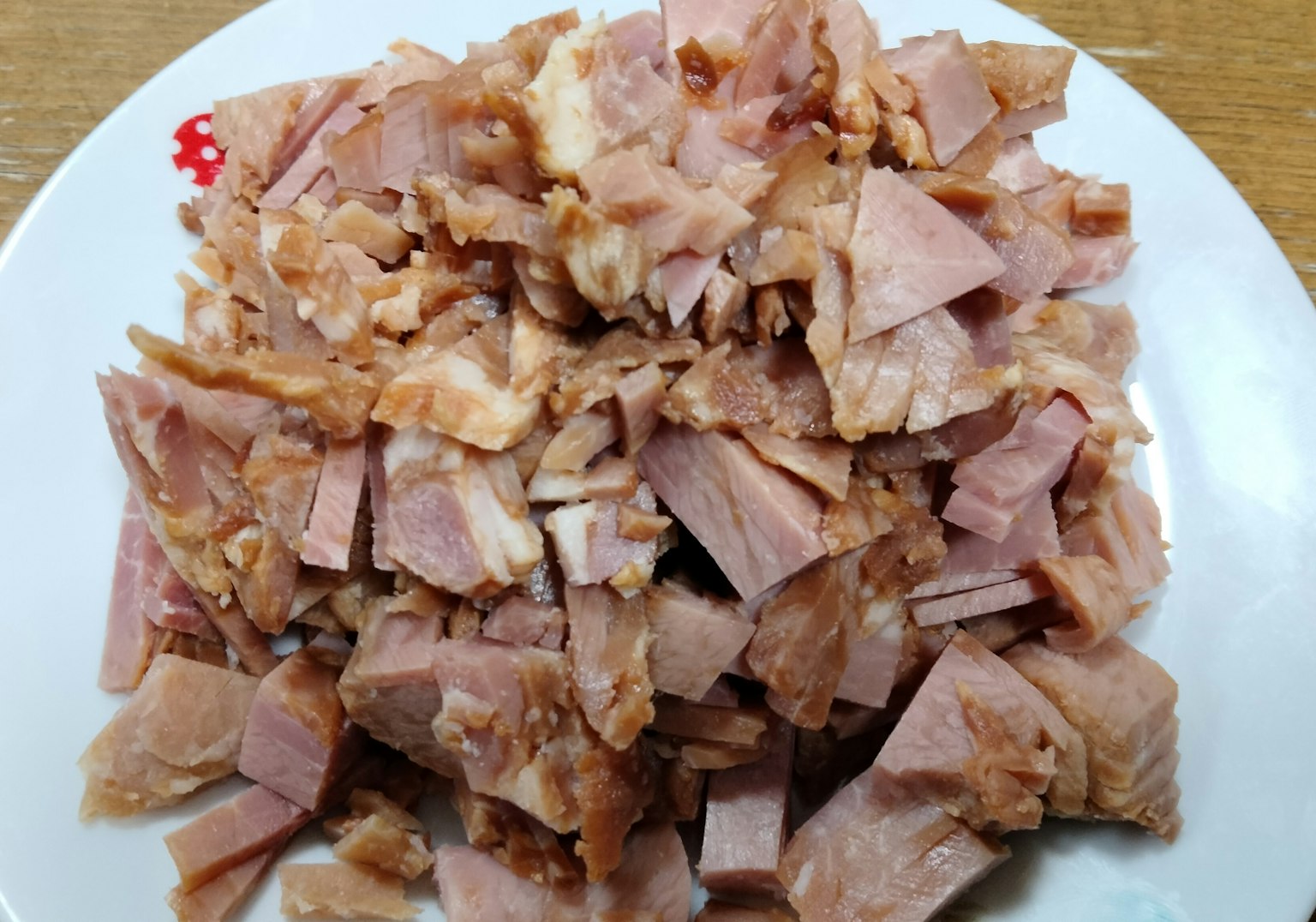 切碎的火腿塊在白色盤子上