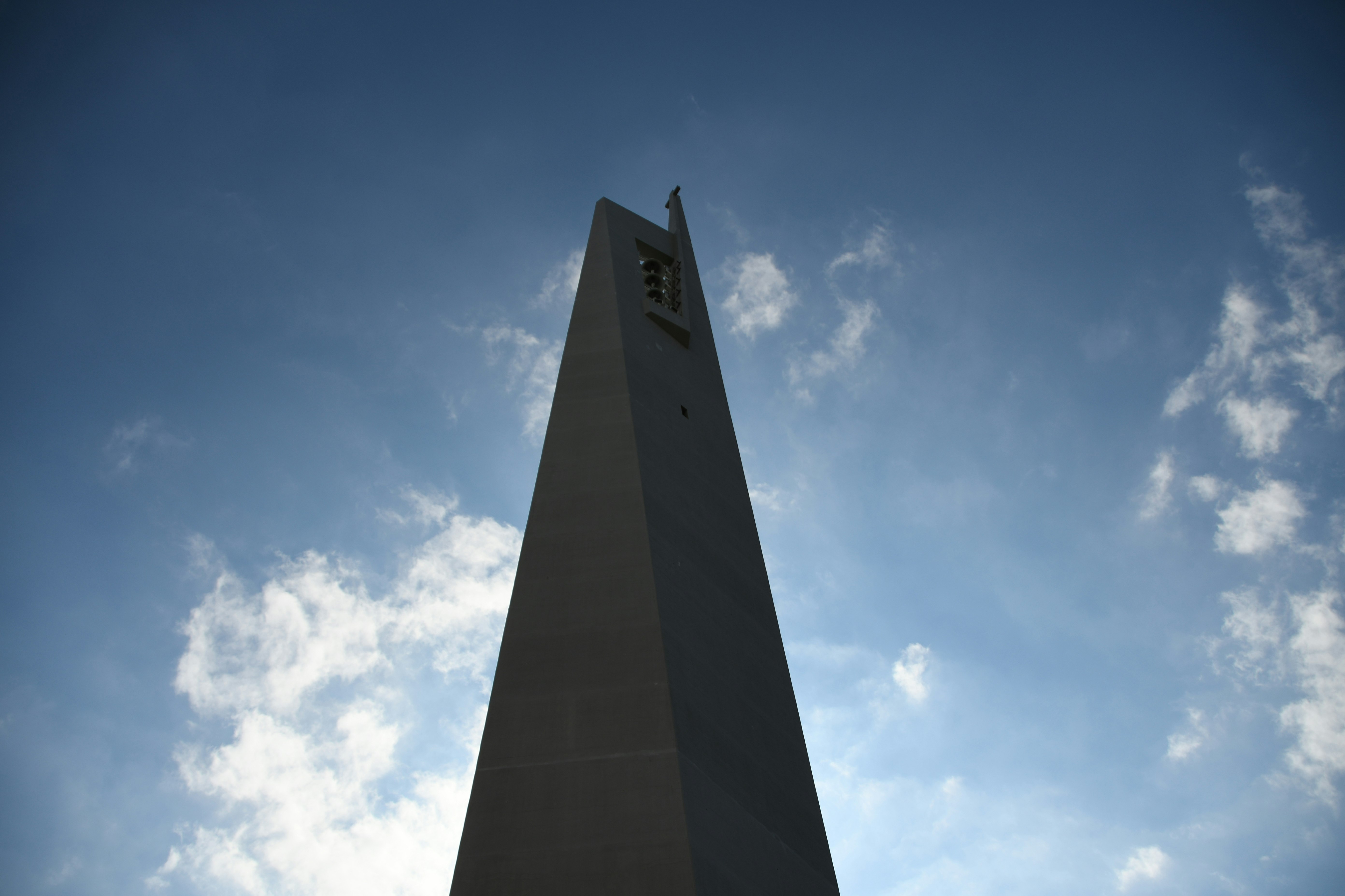 青空にそびえる高い塔のシルエット
