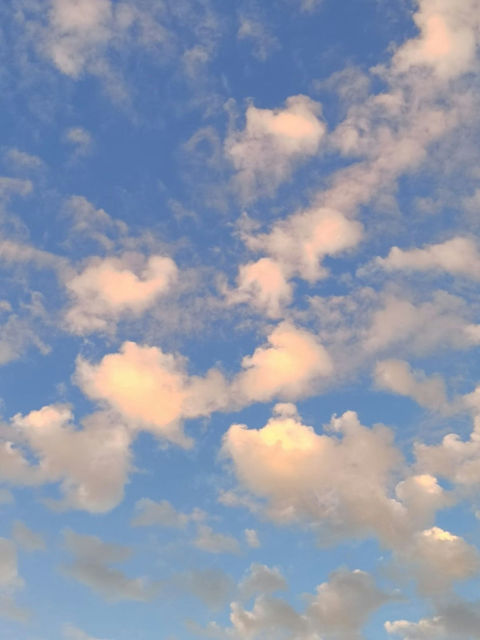 Eine malerische Ansicht von weißen Wolken, die in einem blauen Himmel treiben