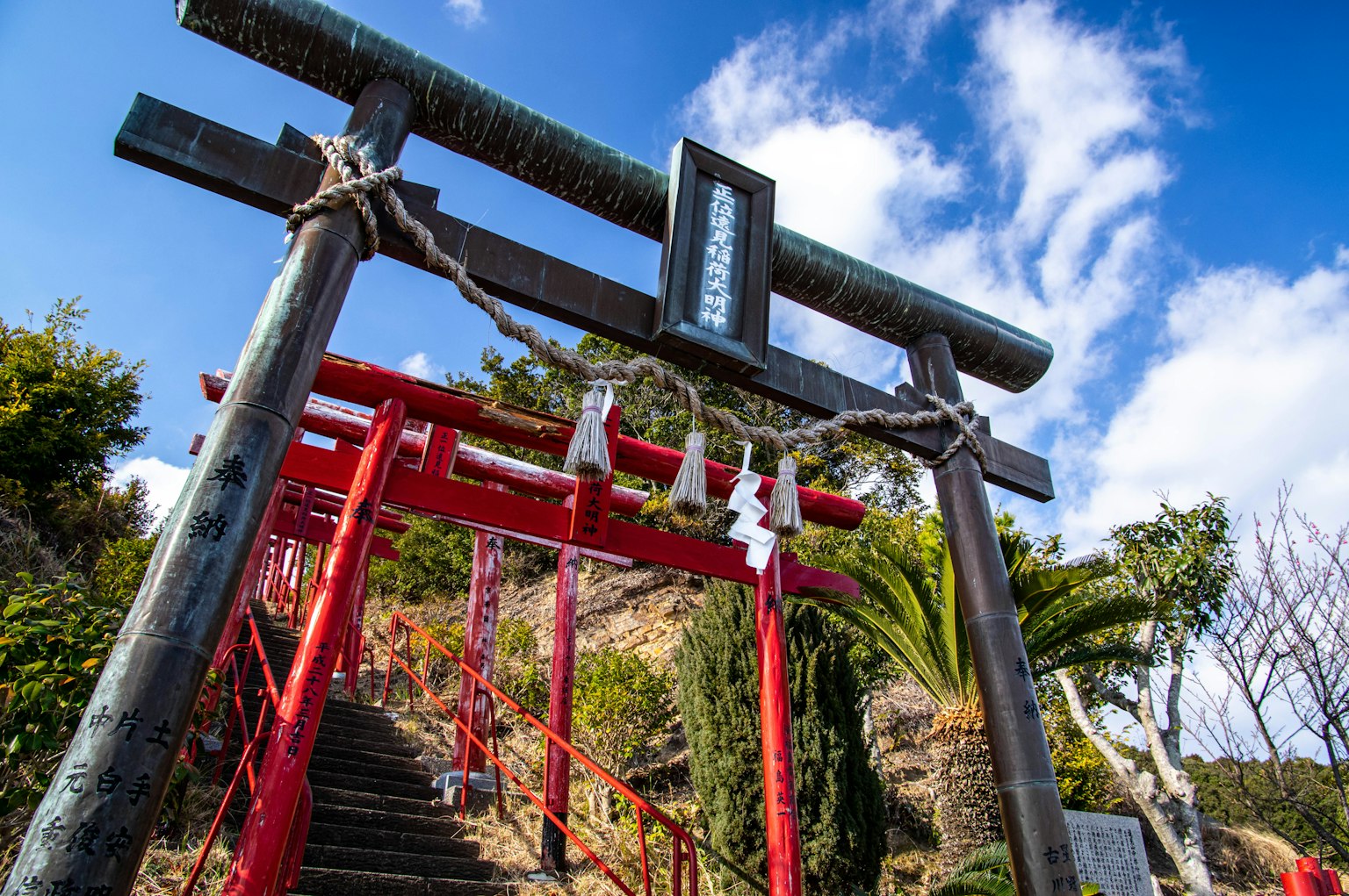 Rotes Torii mit Treppen und blauem Himmel