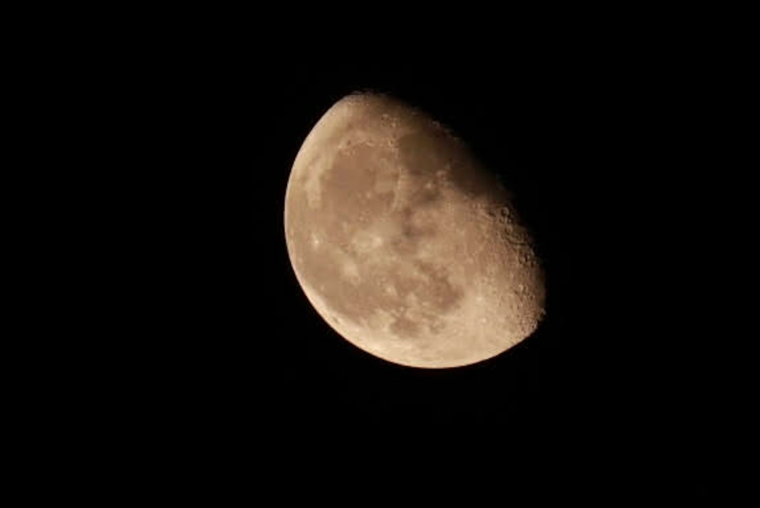 Hình ảnh chi tiết của mặt trăng bán nguyệt với các đặc điểm bề mặt sáng