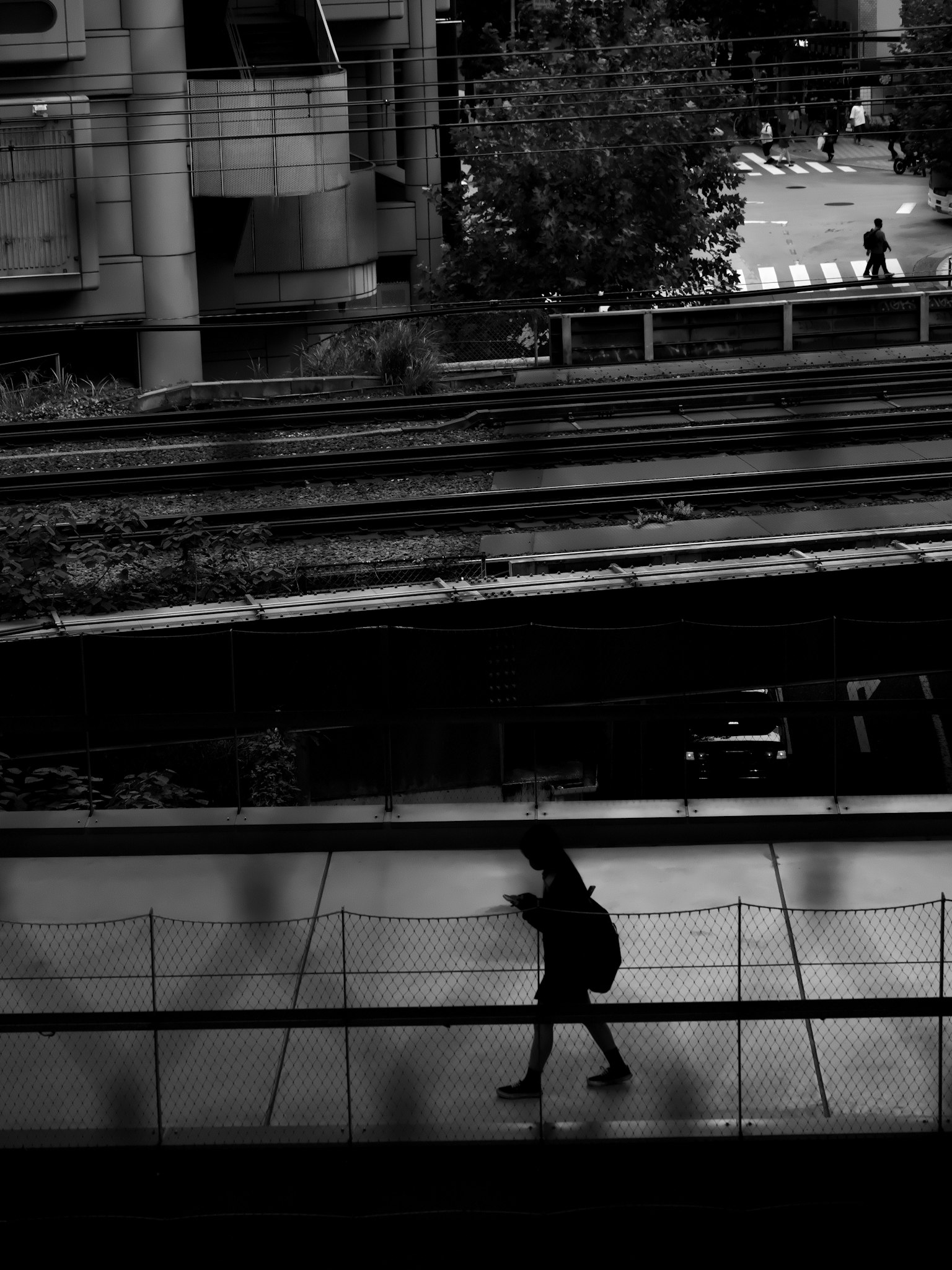 Silueta caminando en un paisaje urbano en blanco y negro