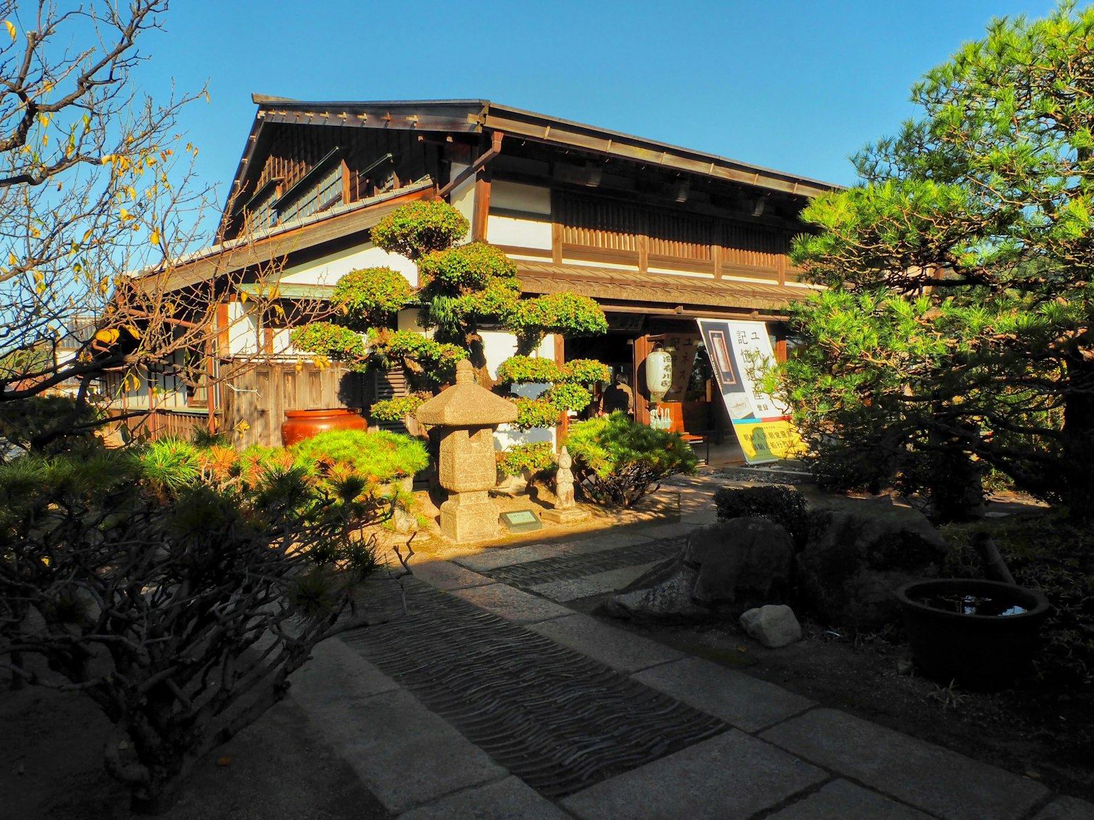 Traditionelles japanisches Haus mit schönem Gartenblick