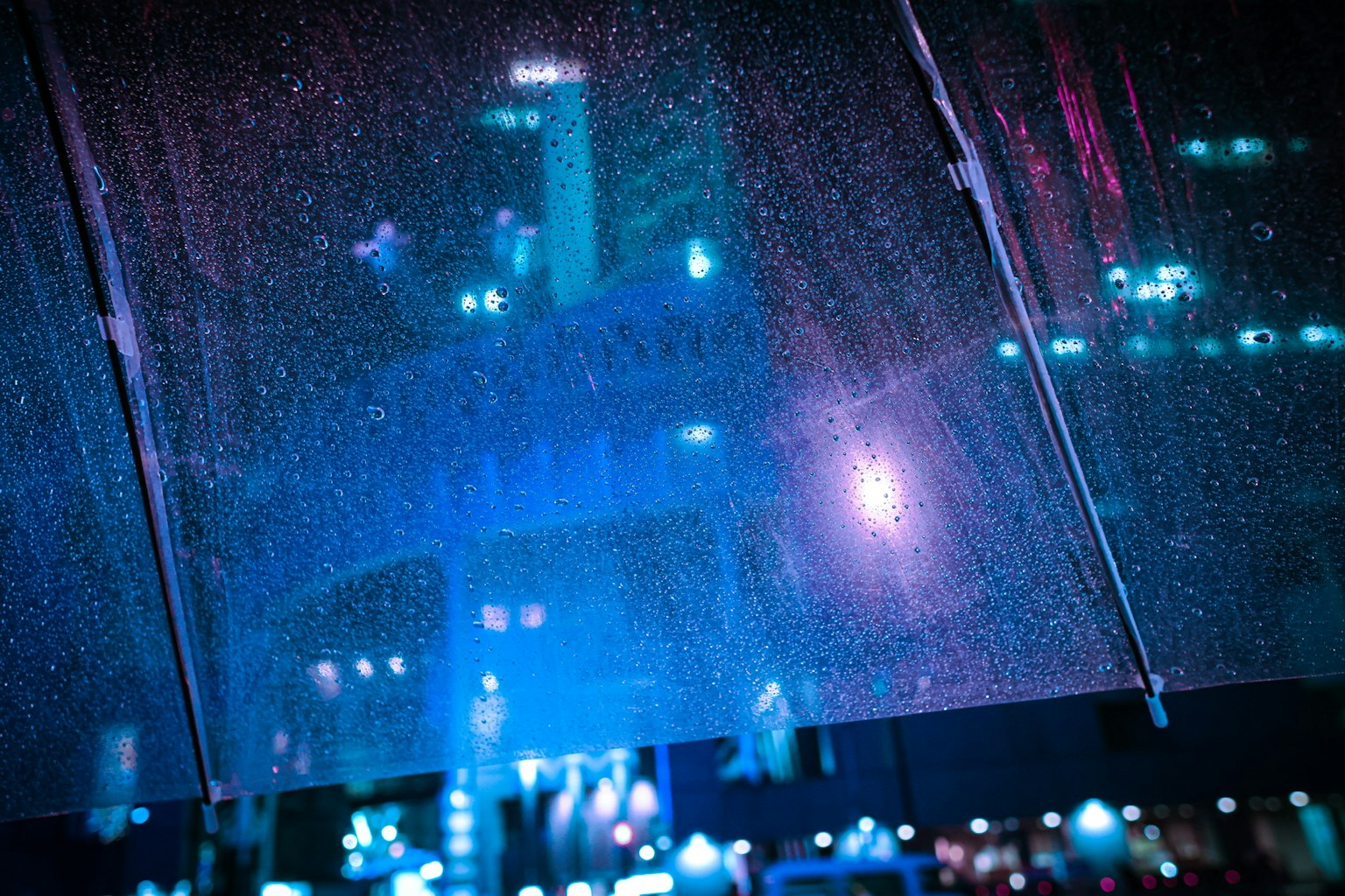 Vista nocturna de la ciudad a través de un paraguas empapado colores vibrantes y reflejos