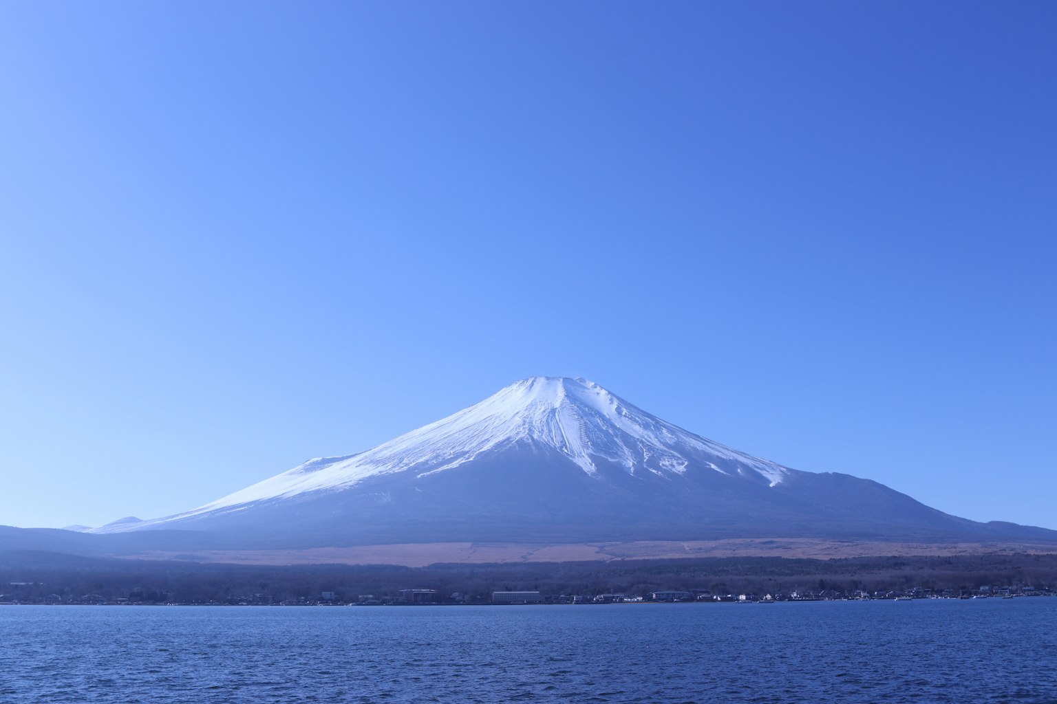 Panoramablick auf den schneebedeckten Fuji unter einem klaren blauen Himmel