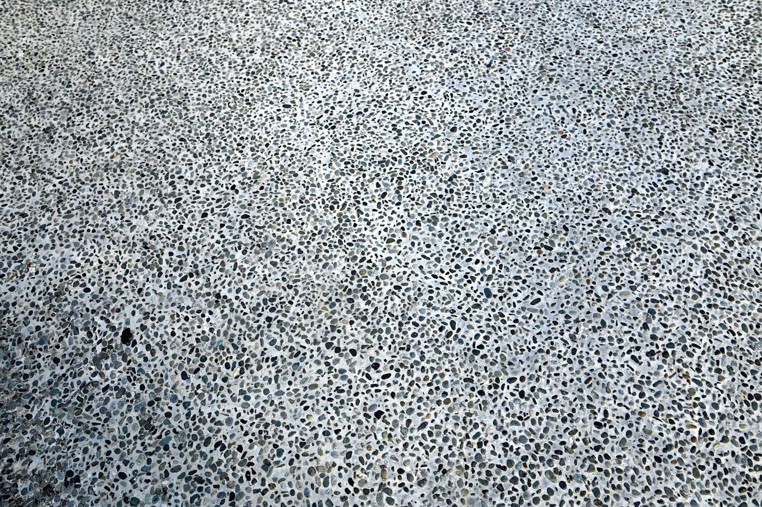 Concrete surface with fine particles and texture